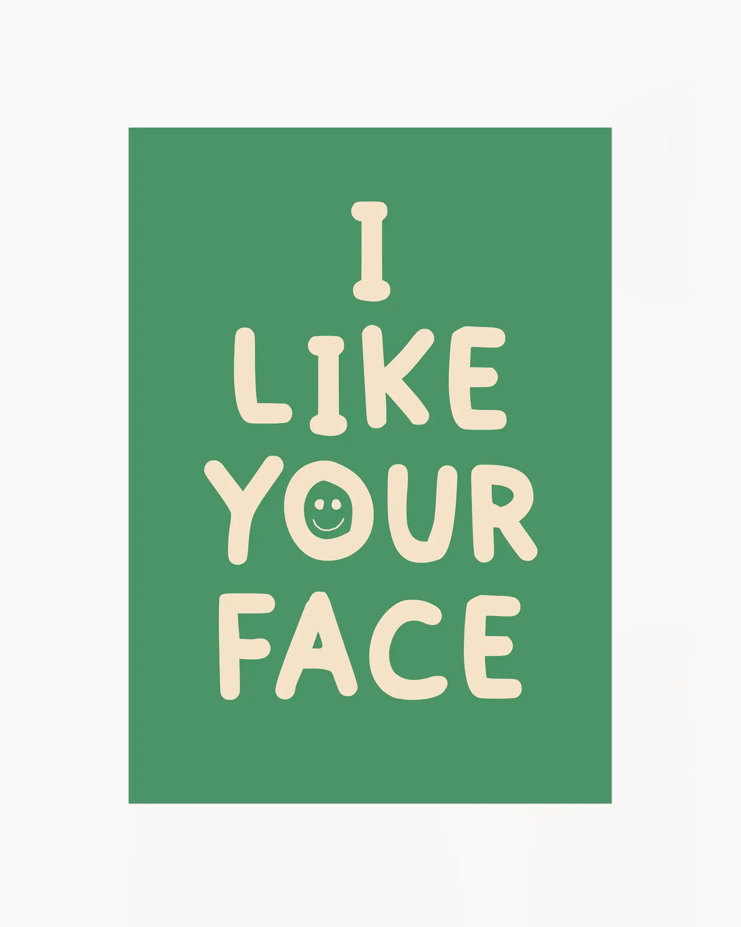 Barntavla med grön bakgrund och texten “I LIKE YOUR FACE” i beige med ett litet smiley-ansikte. En glad och charmig design som passar perfekt i barnrum.