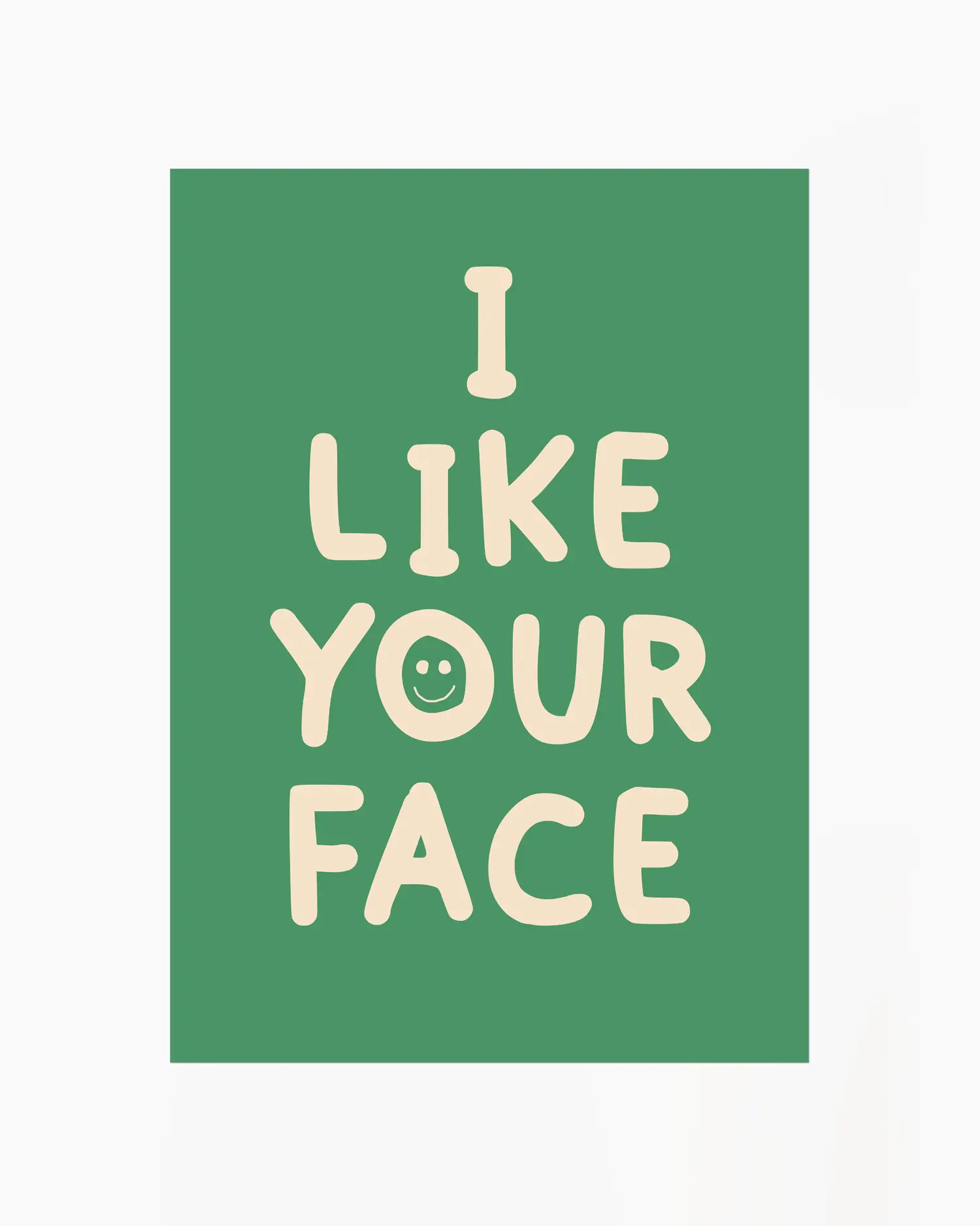 Barntavla med grön bakgrund och texten “I LIKE YOUR FACE” i beige med ett litet smiley-ansikte. En glad och charmig design som passar perfekt i barnrum.
