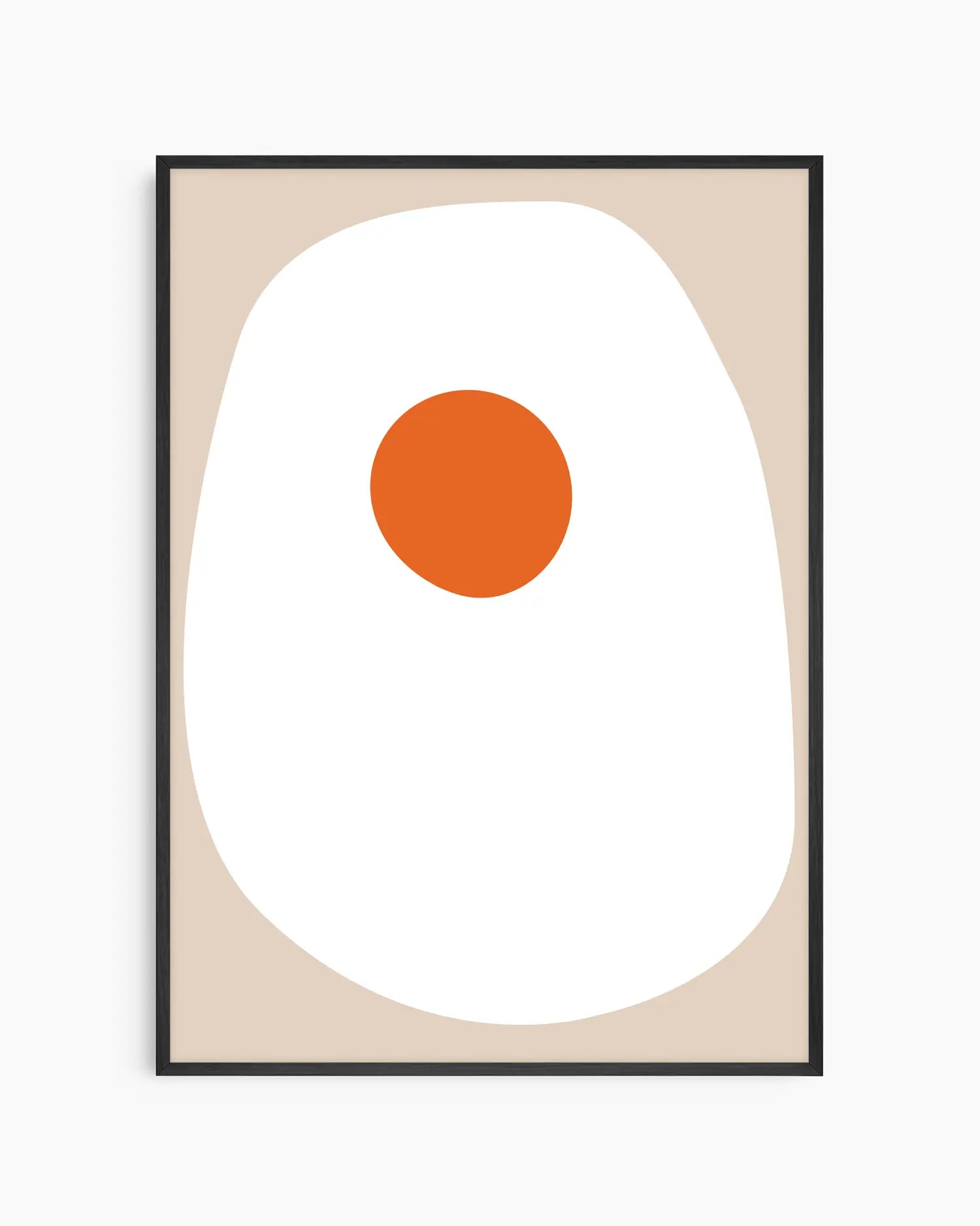 Barntavla med abstrakt illustration av ett stekt ägg i vitt och orange på beige bakgrund, inramad i svart träram. En lekfull och modern väggdekoration för barnrummet.