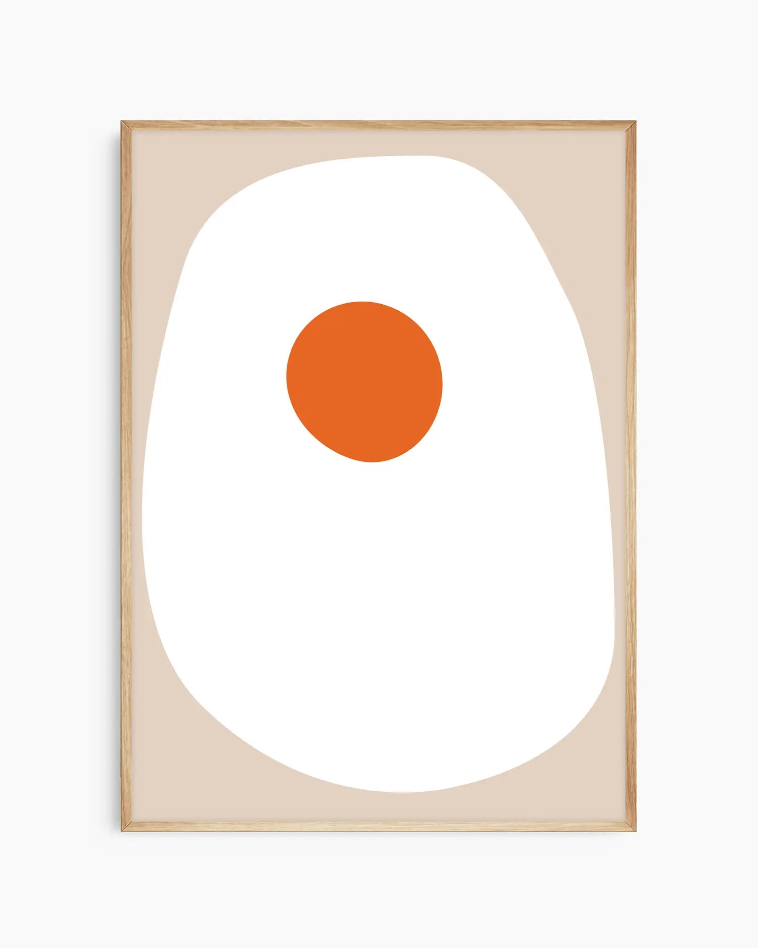 Barntavla med stiliserat ägg i vitt och orange på ljusbeige bakgrund, inramad i ekram. En varm och humoristisk väggdekoration med modern design.