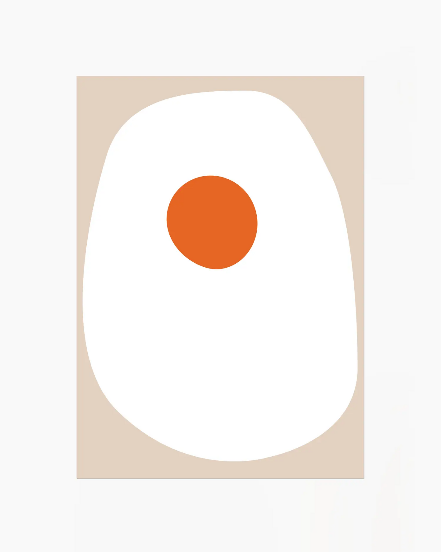 Barntavla med abstrakt illustration av ett ägg med orange gula på beige bakgrund. En enkel och grafisk design med humoristisk ton.