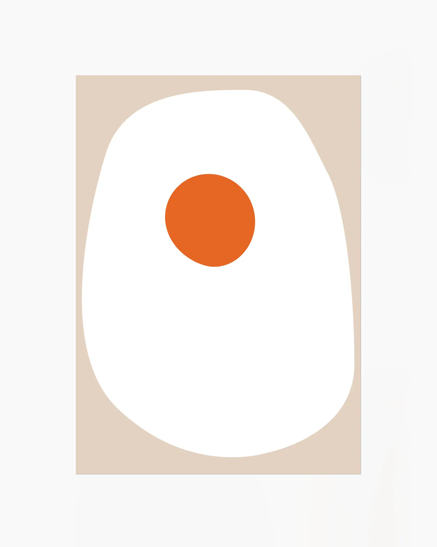 Barntavla med abstrakt illustration av ett ägg med orange gula på beige bakgrund. En enkel och grafisk design med humoristisk ton.