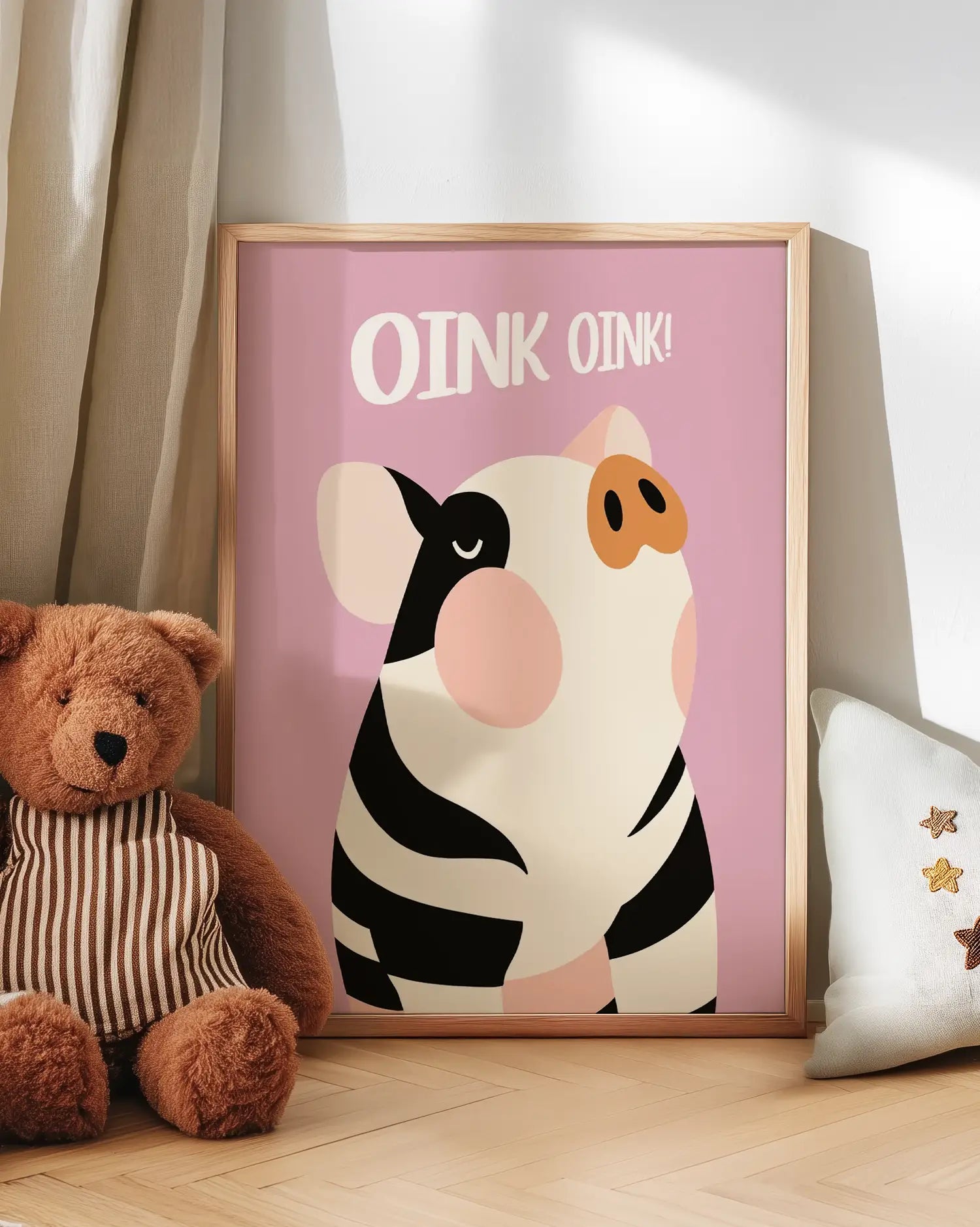 Barntavla med randig gris och texten “OINK OINK!” lutad mot vägg bredvid nalle. En söt och rolig väggdekoration som skapar en glad och trygg atmosfär.