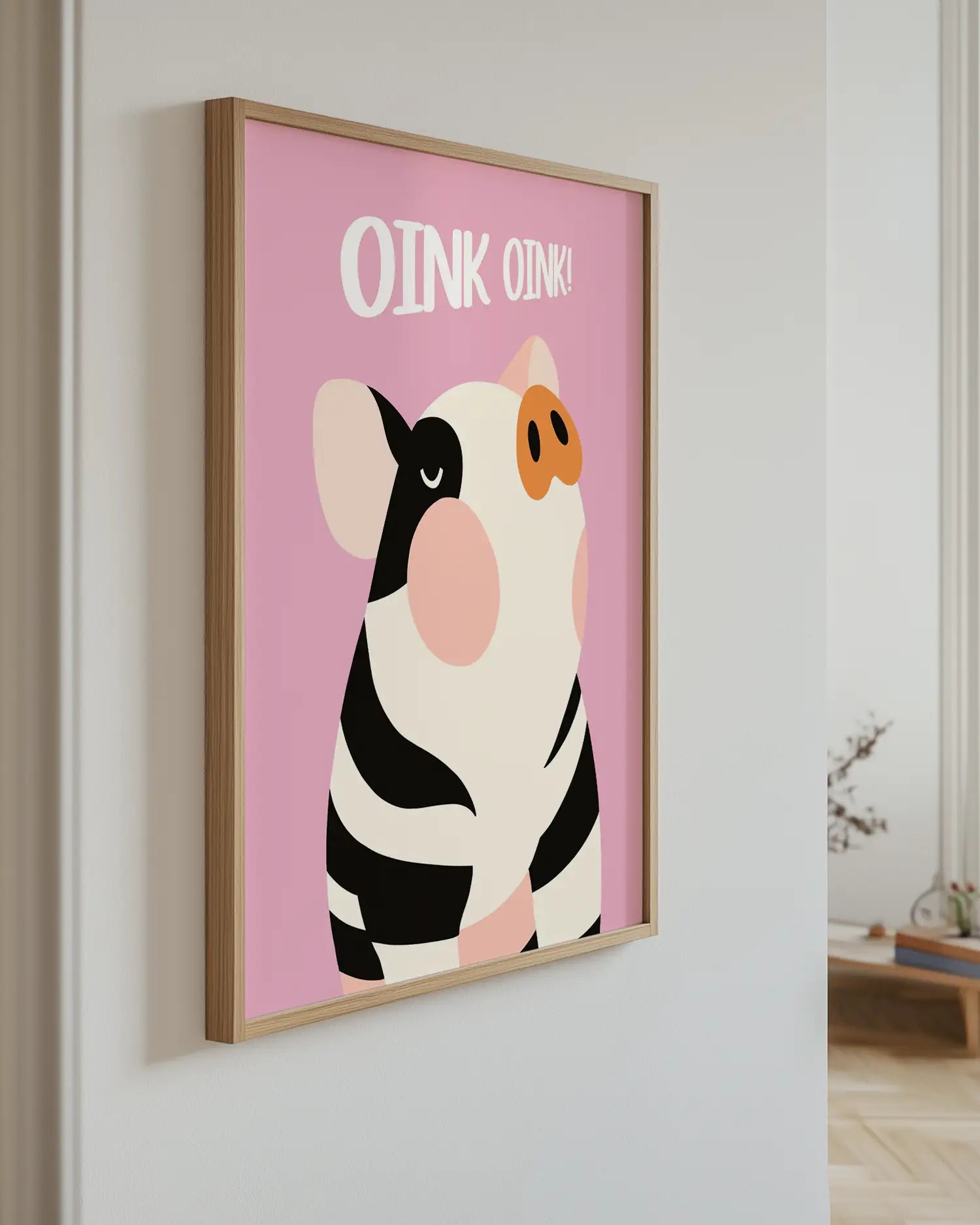 Barntavla med randig gris och texten “OINK OINK!” upphängd på vägg med ekram. En charmig väggdekoration som tillför personlighet till barnrummet.