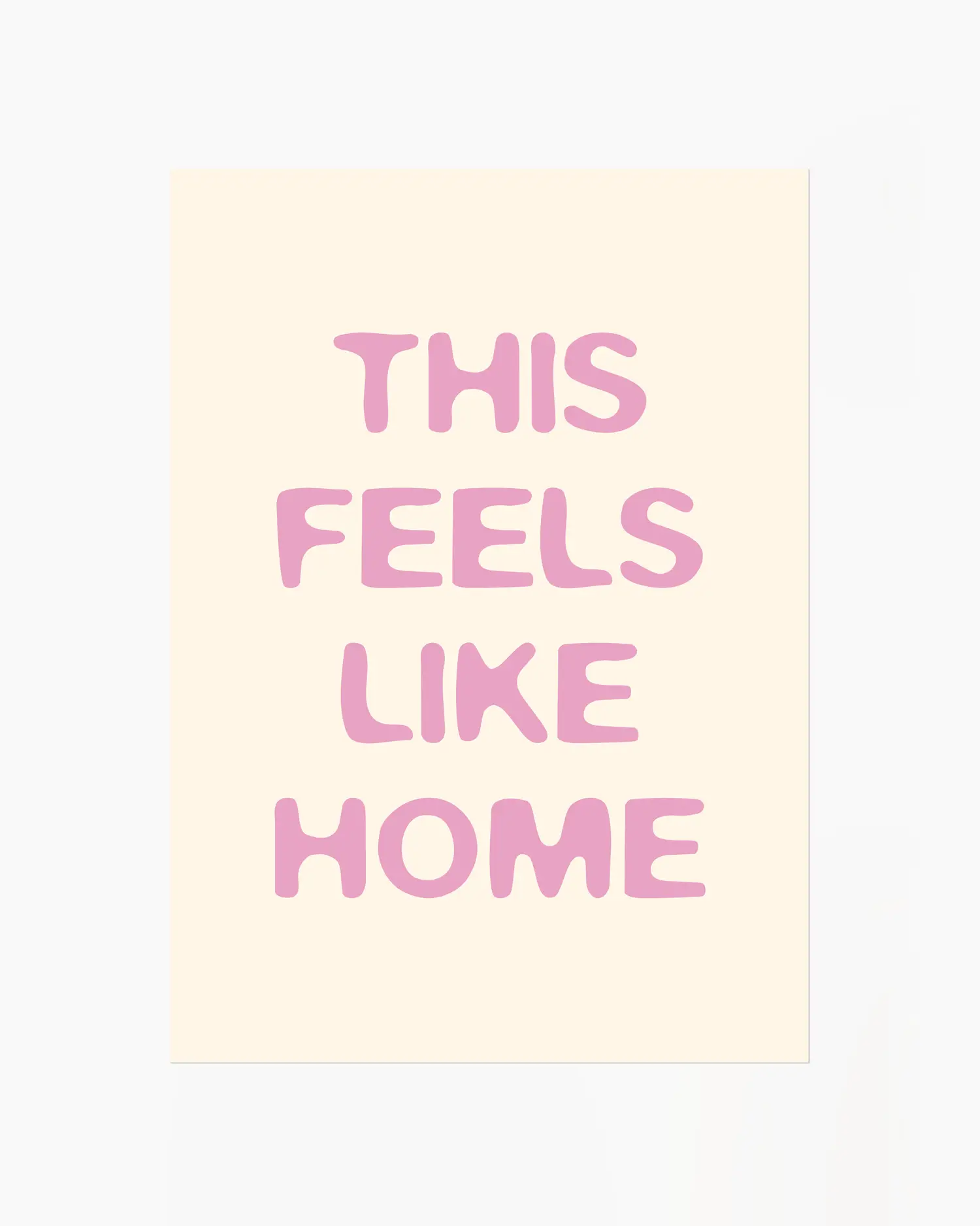 Barntavla med texten “This Feels Like Home” i rosa ton på ljus bakgrund. En enkel och kärleksfull design som passar perfekt i barnrum.