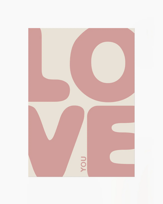 Barntavla med grafisk text “LOVE YOU” i dämpad rosa färg på beige bakgrund. En minimalistisk och kärleksfull design som sprider värme.