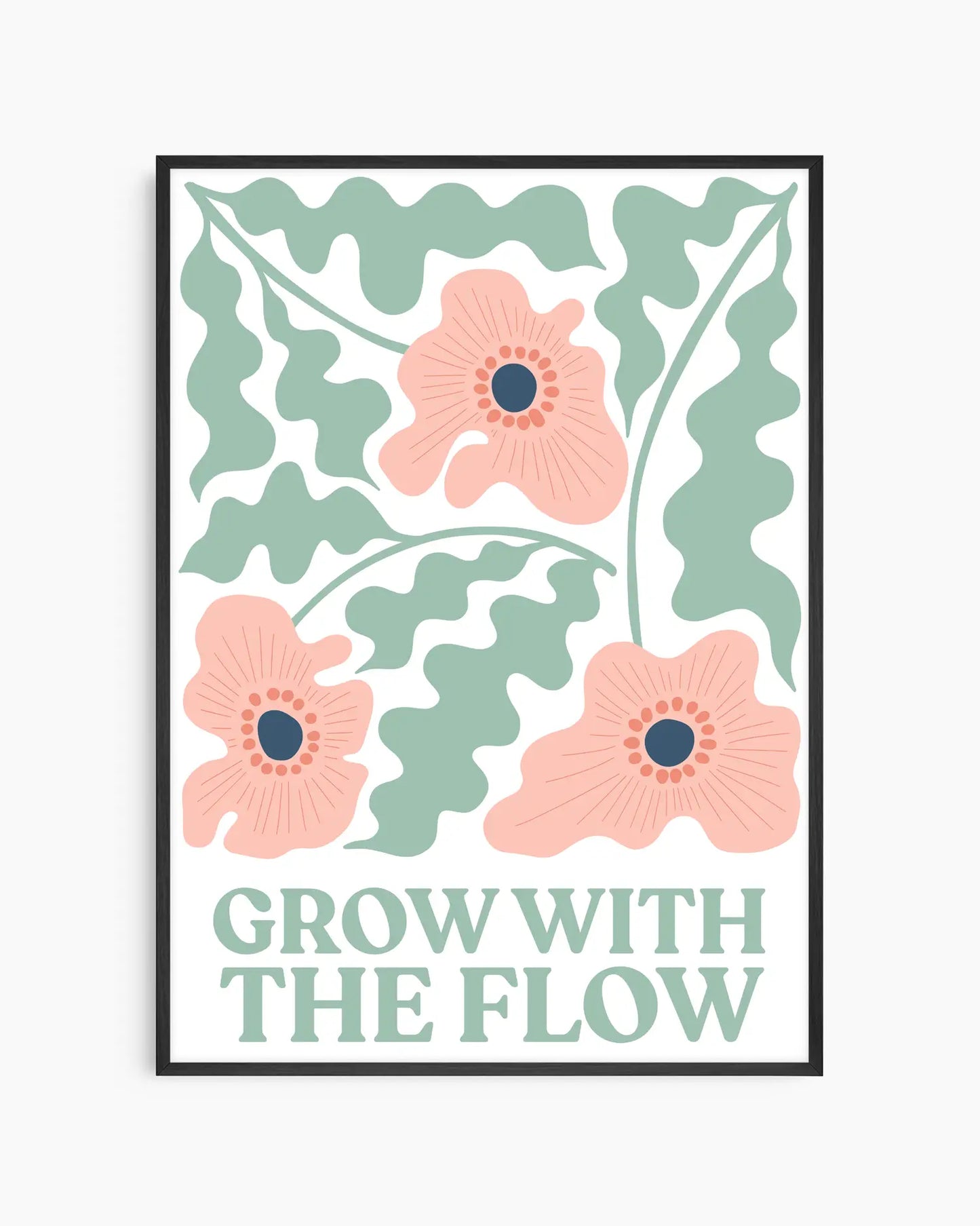 Barntavla med illustration av rosa blommor, gröna blad och texten “Grow With The Flow” i grönt, inramad i svart träram. En mjuk och positiv väggdekoration i retrostil.