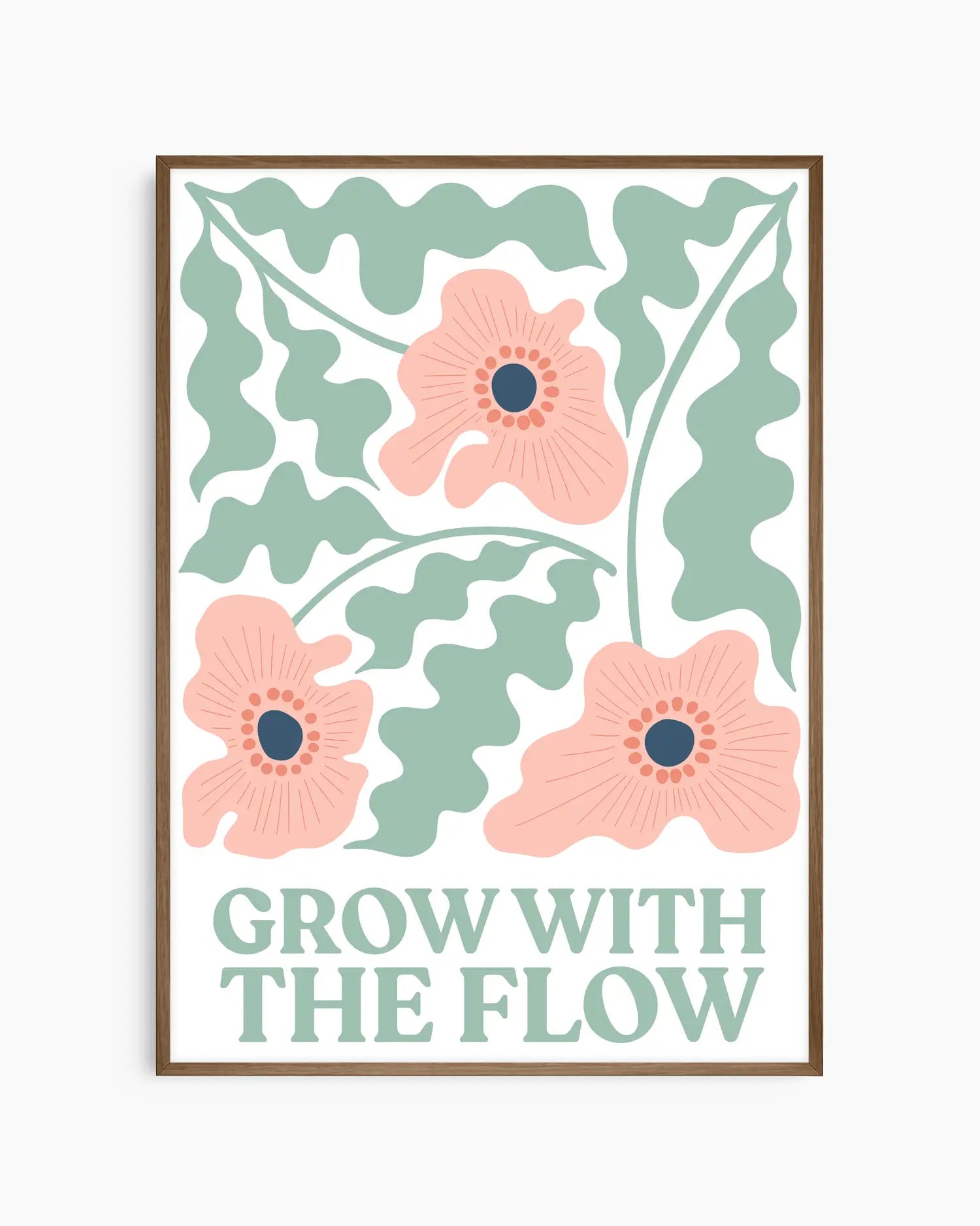Barntavla med rosa blommor, gröna blad och text “Grow With The Flow”, inramad i träram i mörk ek. En varm och inspirerande väggdekoration med harmoniska färger.