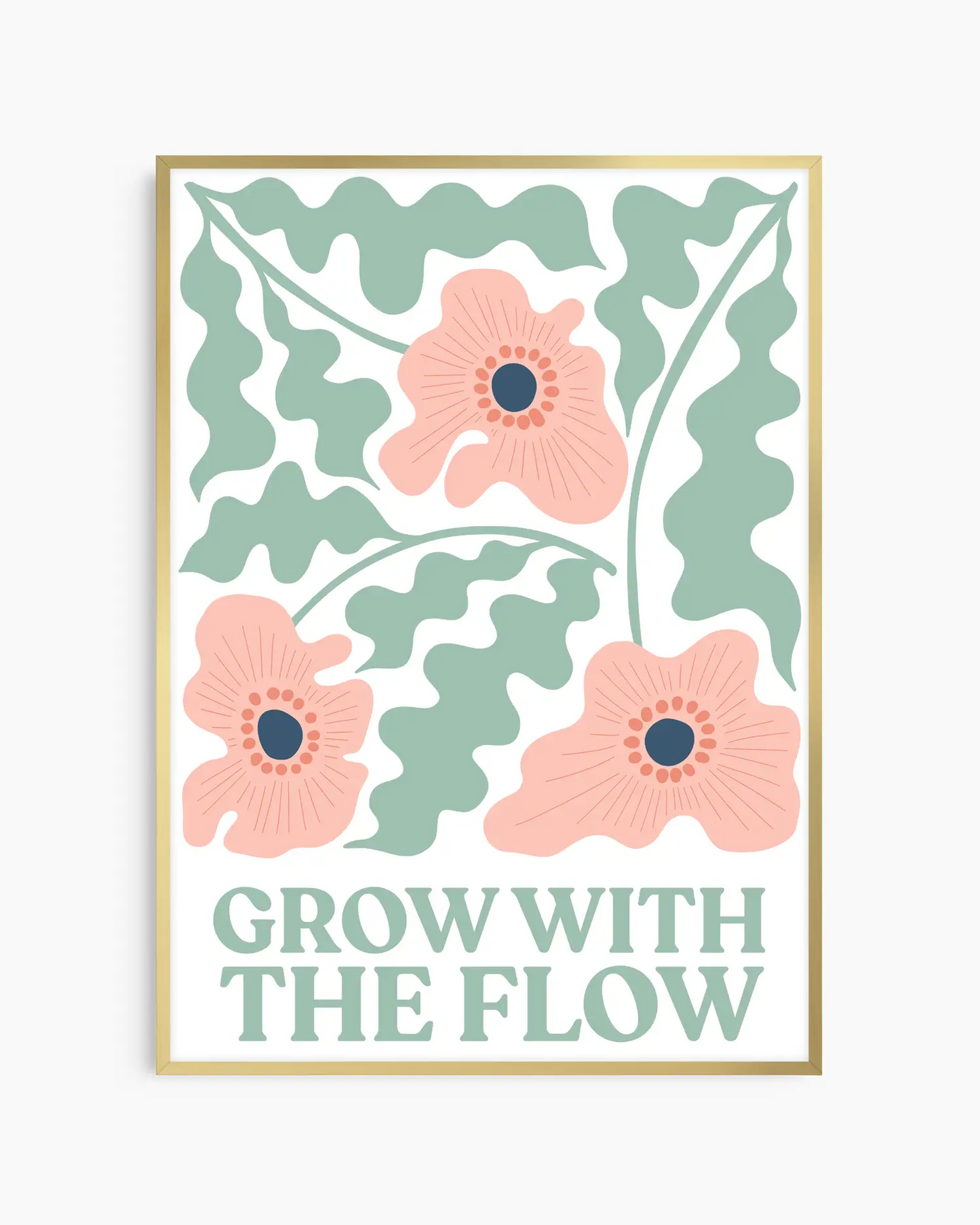 Barntavla med grafisk illustration av rosa blommor, gröna blad och text “Grow With The Flow”, inramad i guld aluminiumram. En elegant och färgstark väggdekoration.