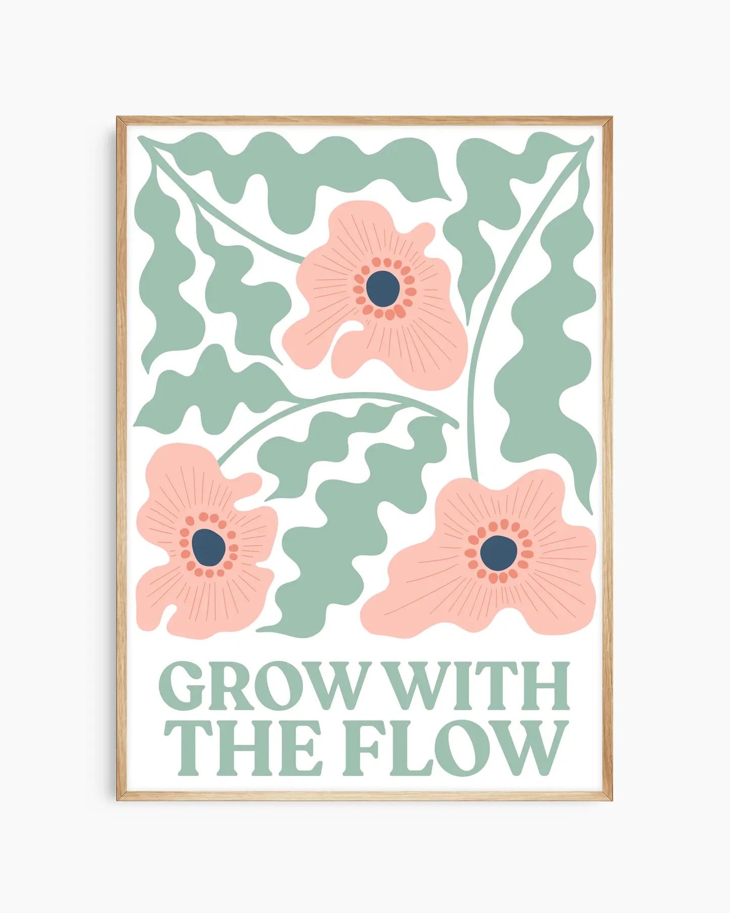 Barntavla med mjuka illustrationer av rosa blommor, gröna blad och text “Grow With The Flow”, inramad i ekram. En lugn och uppmuntrande väggdekoration.