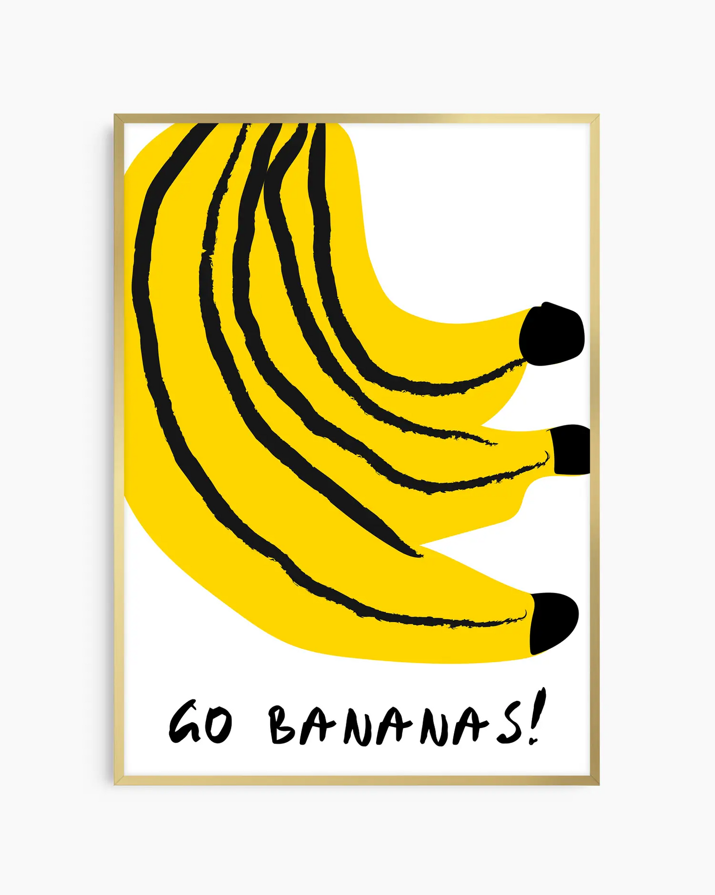 Barntavla med gul bananillustration och text “Go Bananas!” i svart, inramad i guld aluminiumram. En modern och färgglad väggdekoration med humoristisk touch.