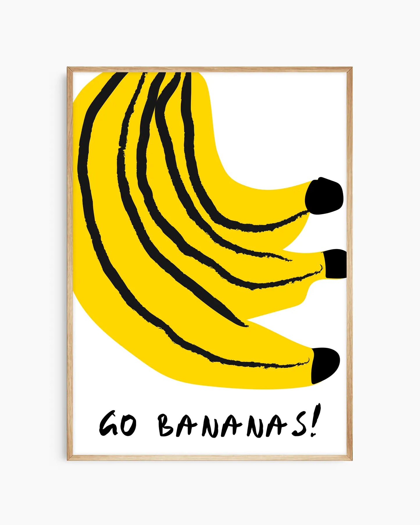 Barntavla med gula bananer och svart handskriven text “Go Bananas!”, inramad i ekram. En varm och glad väggdekoration i enkel retrostil.