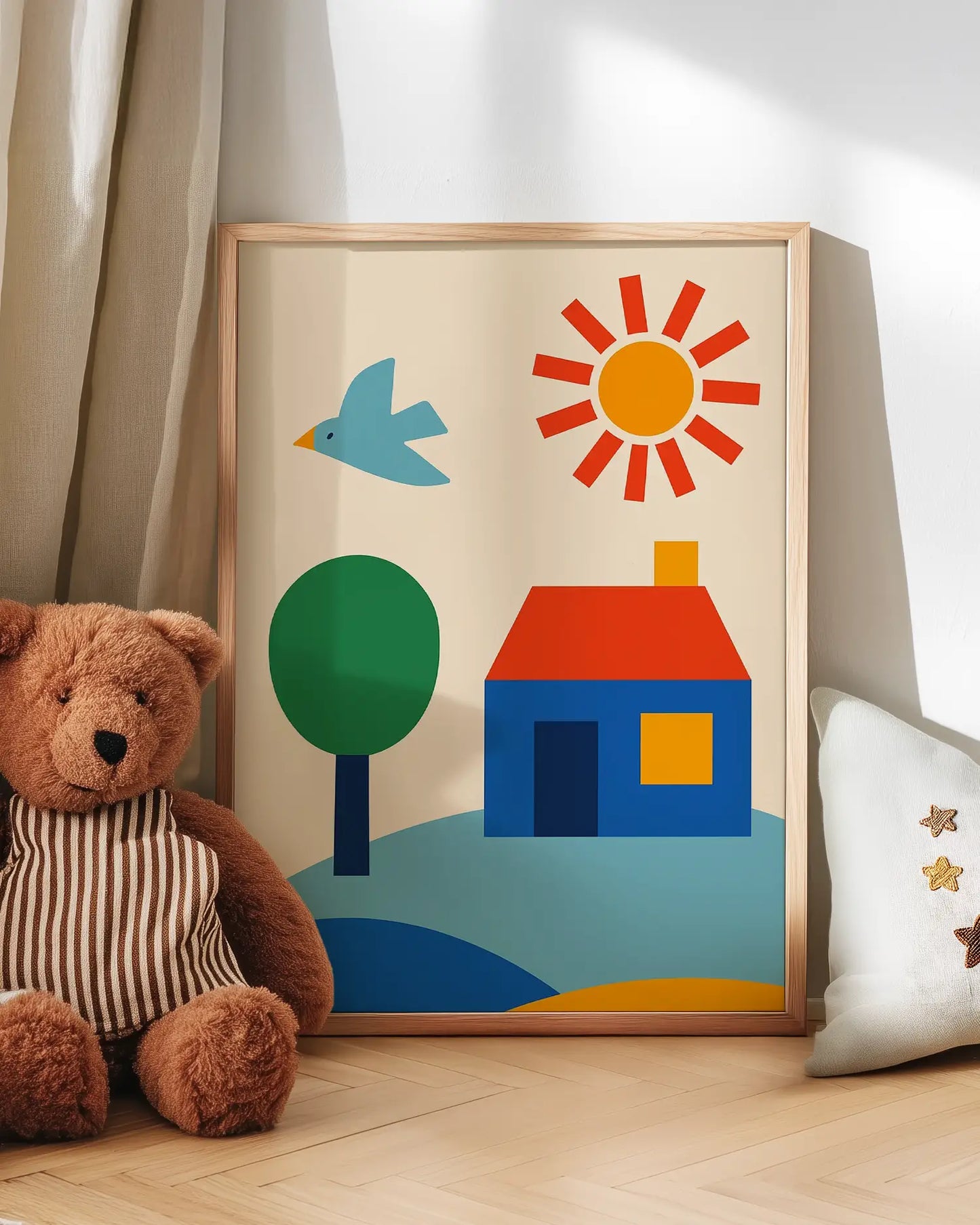 Barntavla med färgglad illustration av hus, träd och sol lutad mot vägg bredvid nalle. En charmig och inspirerande väggdekoration som sprider värme.