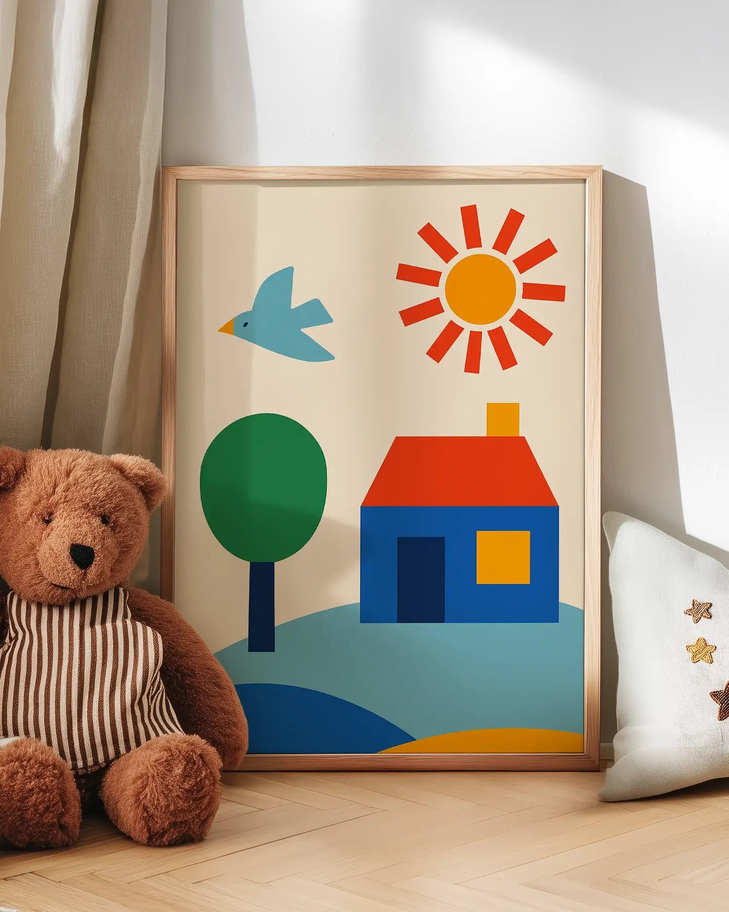 Barntavla med färgglad illustration av hus, träd och sol lutad mot vägg bredvid nalle. En charmig och inspirerande väggdekoration som sprider värme.