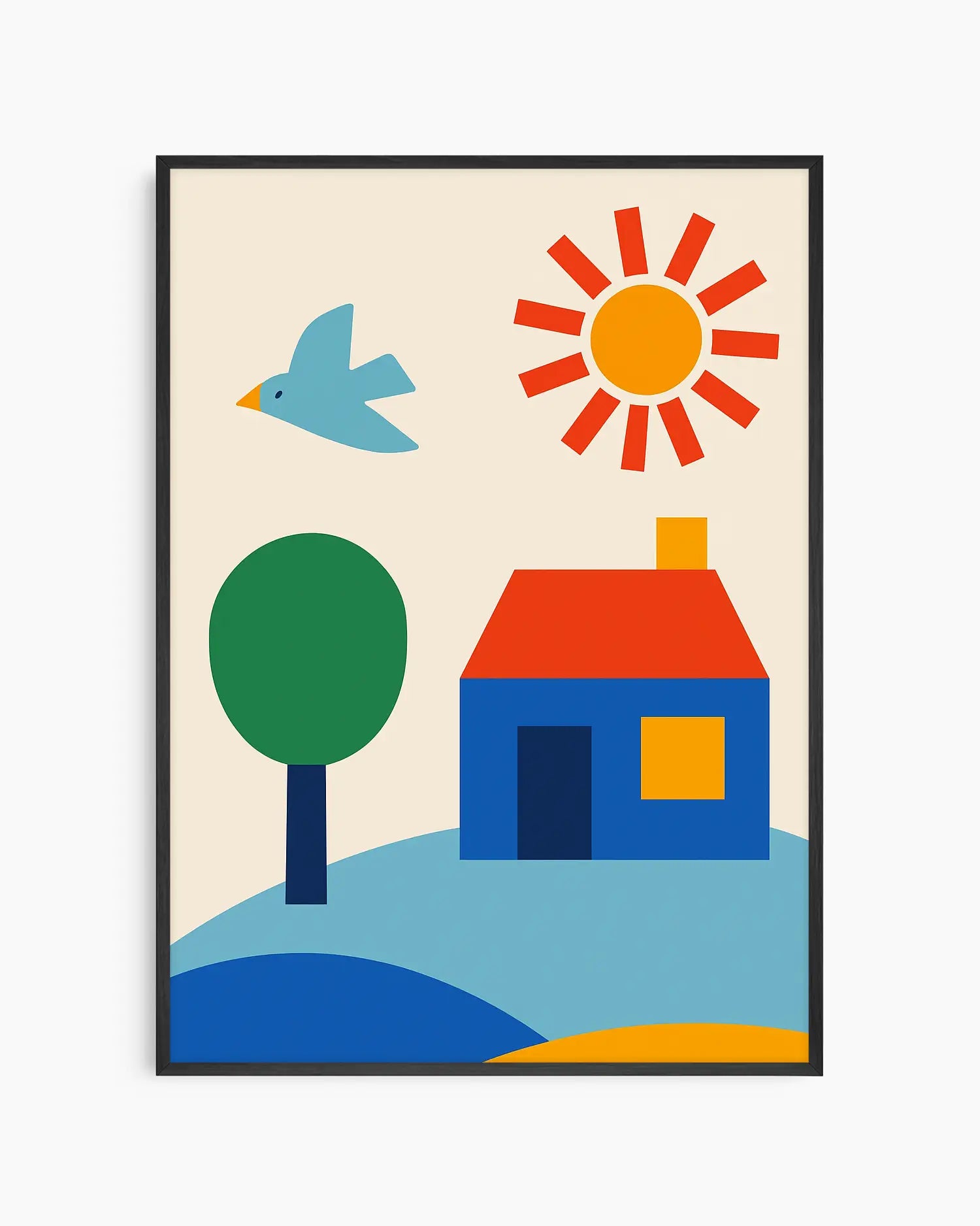 Barntavla med grafisk illustration av blått hus, grönt träd, blå fågel och sol i orange och rött, inramad i svart träram. En färgglad och retroinspirerad väggdekoration för barnrummet.