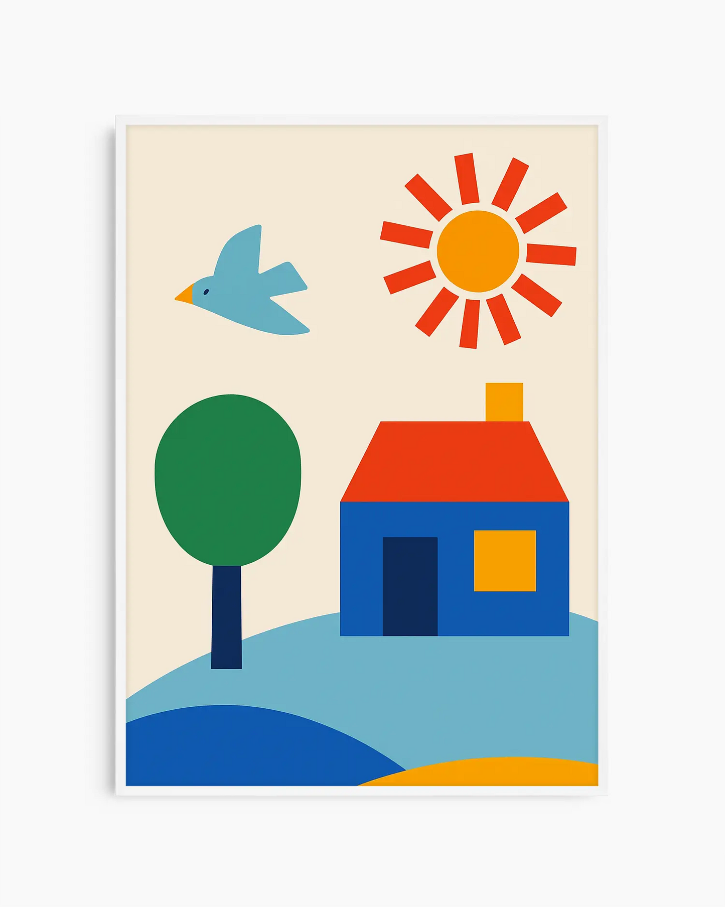 Barntavla med grafisk design av hus, sol, träd och fågel i klara färger, inramad i vit träram. En ljus och positiv väggdekoration med retrokaraktär.