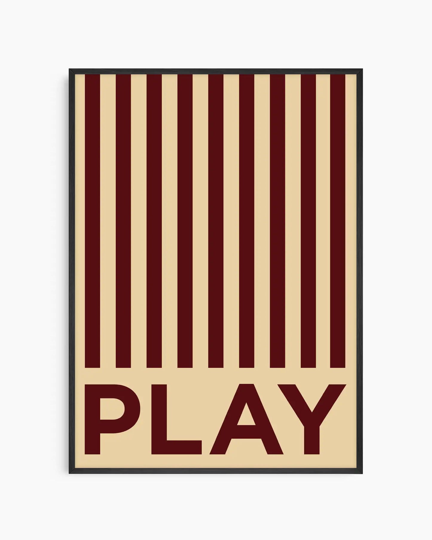Barntavla med mörkröda ränder och texten “PLAY” på beige bakgrund, inramad i svart träram. En lekfull och grafisk väggdekoration med retrostil.