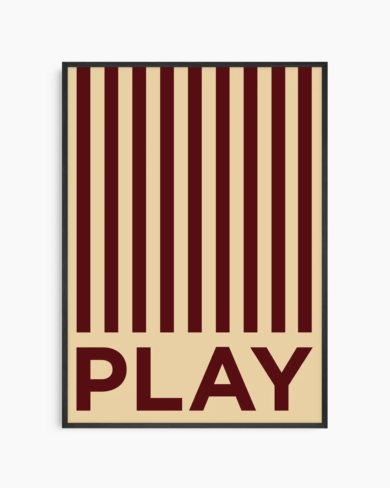 Barntavla med mörkröda ränder och texten “PLAY” på beige bakgrund, inramad i svart träram. En lekfull och grafisk väggdekoration med retrostil.