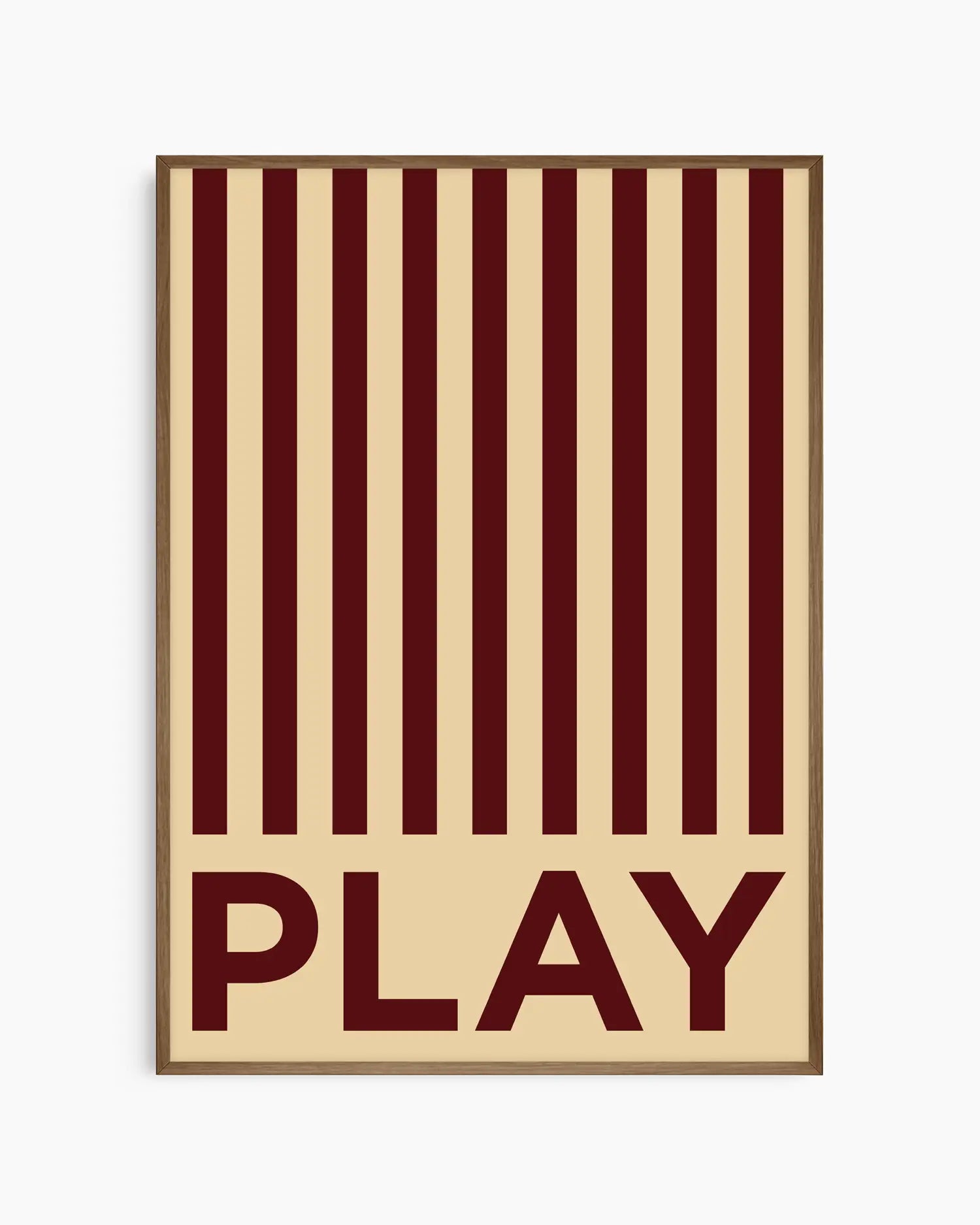Barntavla med mörkröda ränder och texten “PLAY” på beige bakgrund, inramad i träram i mörk ek. En varm och stilren detalj till barnrummet med klassisk design.