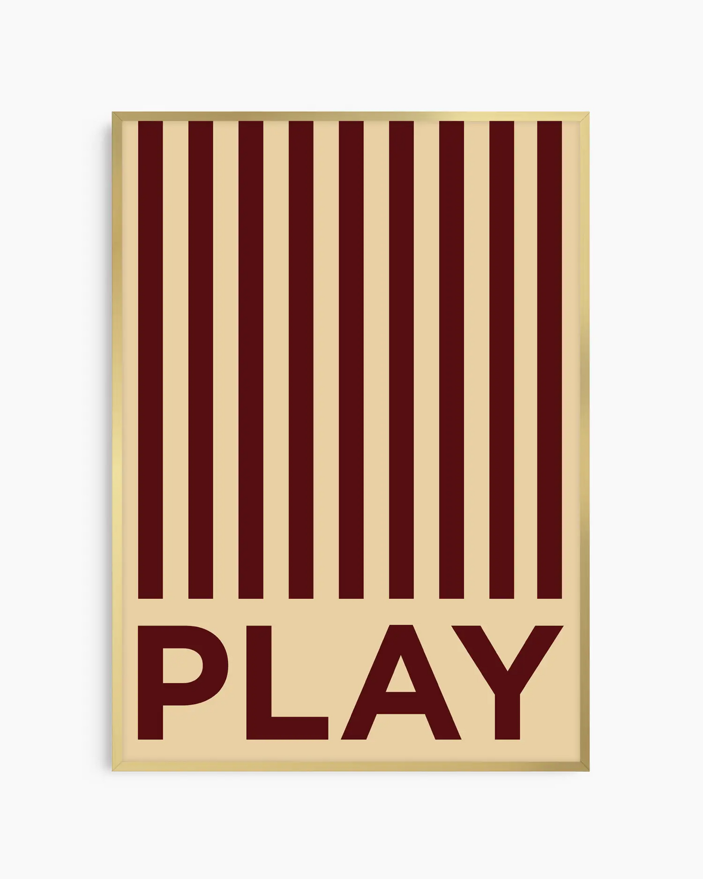 Barntavla med vinröda ränder och texten “PLAY” på beige bakgrund, inramad i guld aluminiumram. En elegant och grafisk väggdekoration med modern känsla.