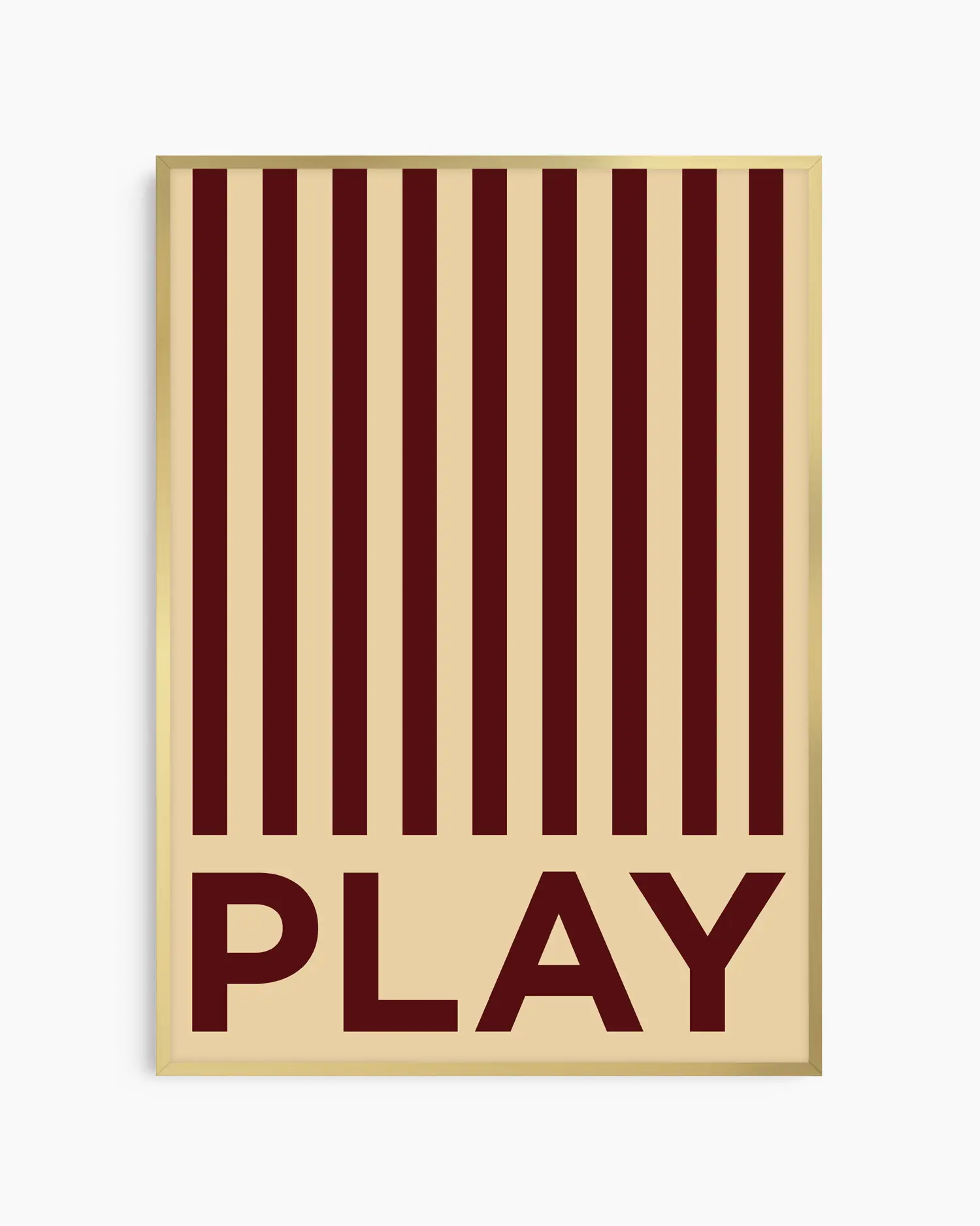 Barntavla med vinröda ränder och texten “PLAY” på beige bakgrund, inramad i guld aluminiumram. En elegant och grafisk väggdekoration med modern känsla.