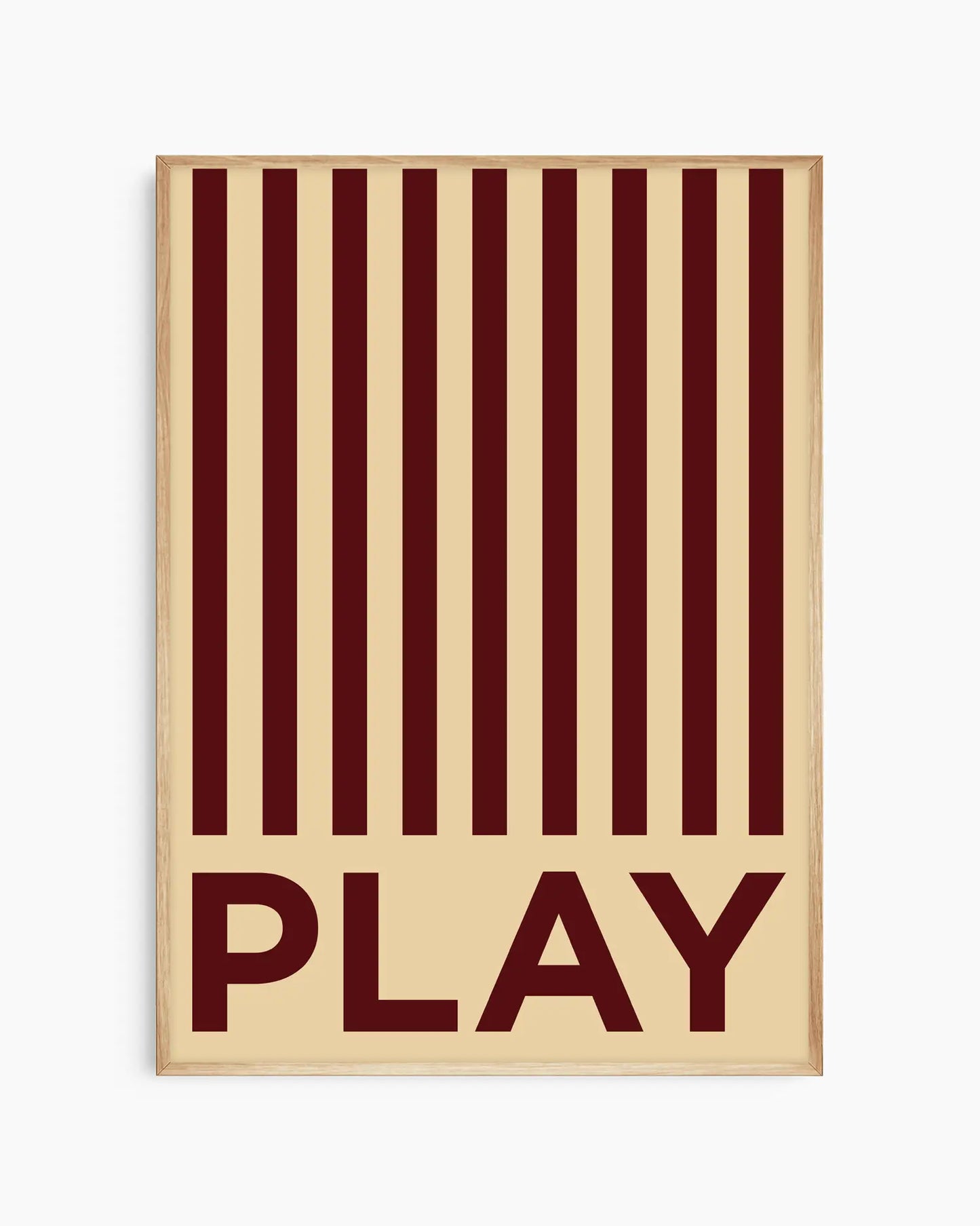 Barntavla med mörkröda ränder och ordet “PLAY” på beige bakgrund, inramad i ekram. En mjuk men livfull detalj som passar perfekt i barnrummet.