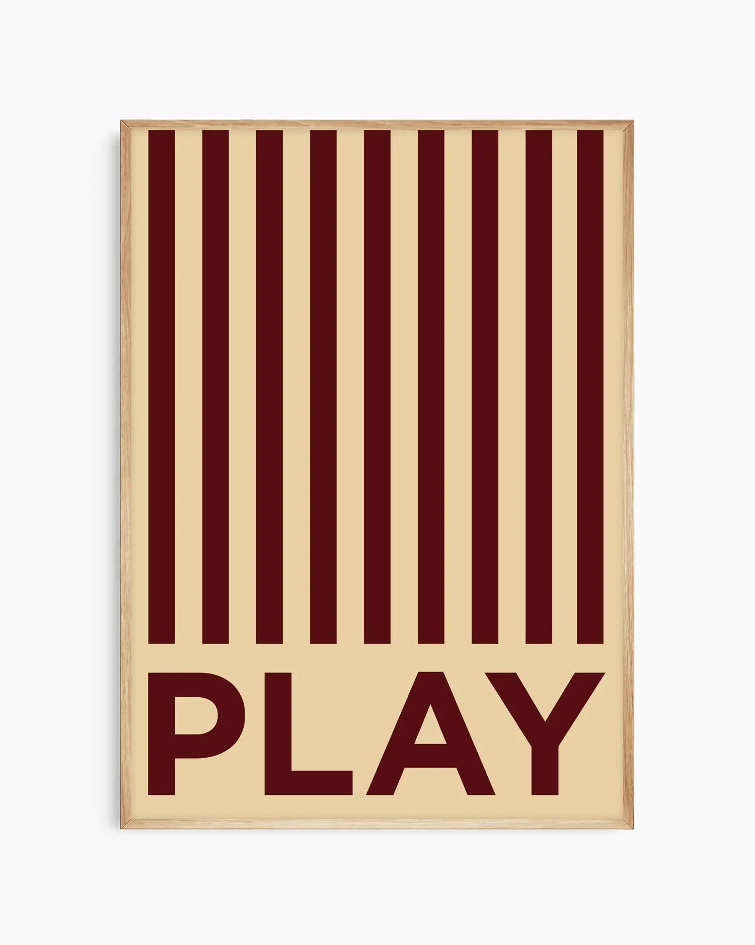 Barntavla med mörkröda ränder och ordet “PLAY” på beige bakgrund, inramad i ekram. En mjuk men livfull detalj som passar perfekt i barnrummet.