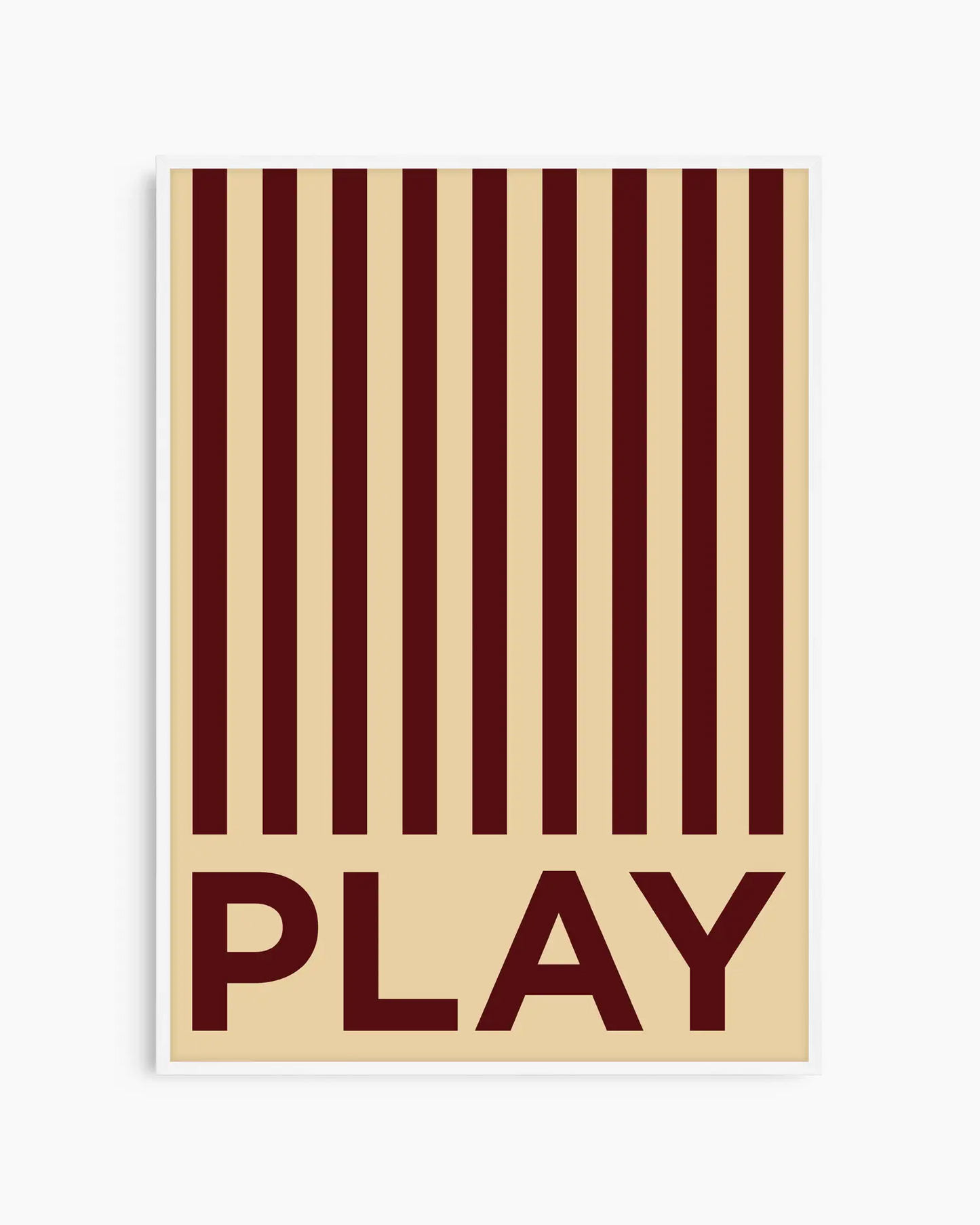 Barntavla med röda ränder och texten “PLAY” på beige bakgrund, inramad i vit träram. En ljus och charmig dekoration som uppmuntrar till lek.