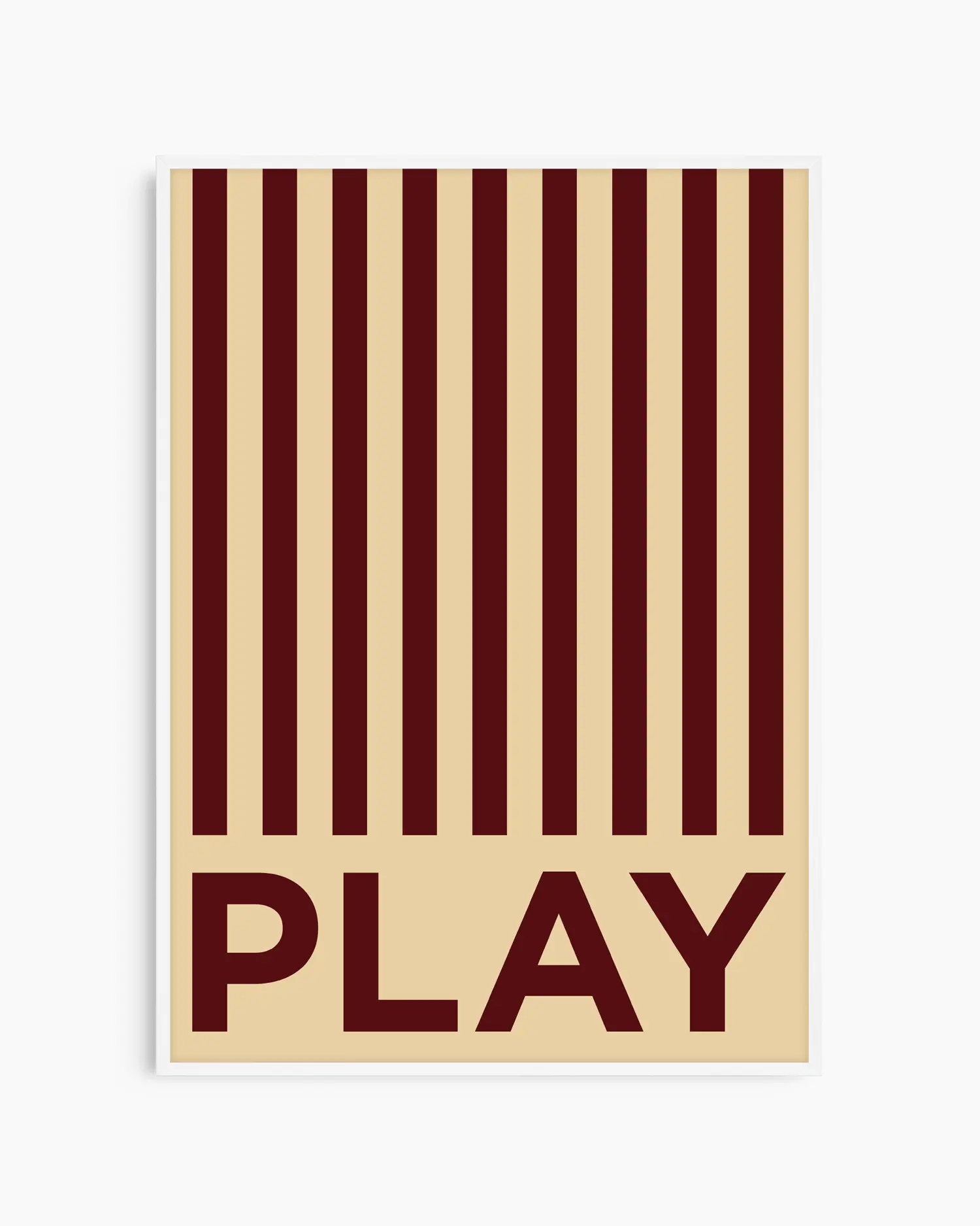 Barntavla med röda ränder och texten “PLAY” på beige bakgrund, inramad i vit träram. En ljus och charmig dekoration som uppmuntrar till lek.