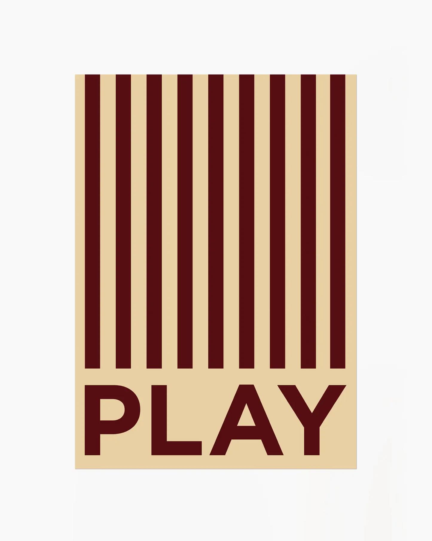 Barntavla med vinröda ränder och texten “PLAY” på beige bakgrund. En grafisk och modern design med lekfull känsla.