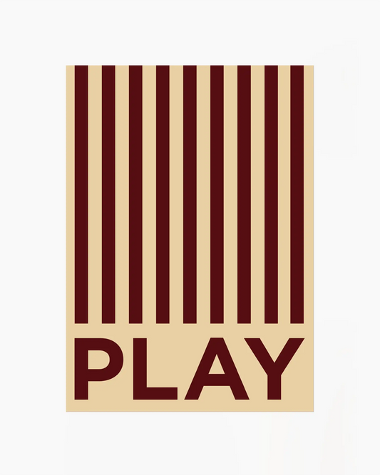Barntavla med vinröda ränder och texten “PLAY” på beige bakgrund. En grafisk och modern design med lekfull känsla.