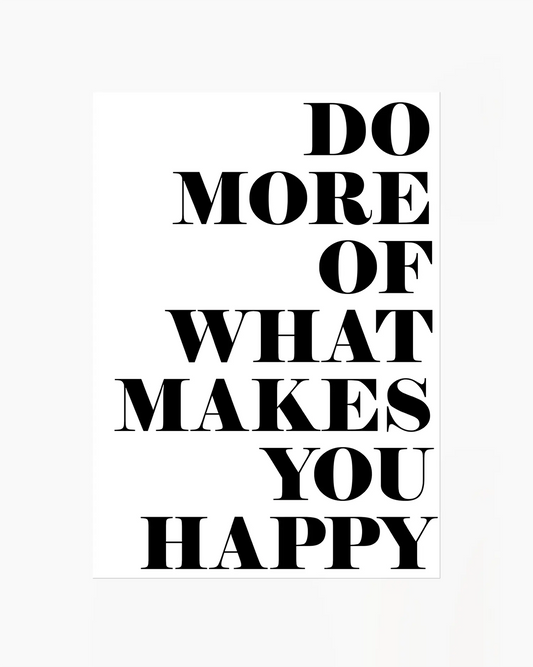 Barntavla med svart text “DO MORE OF WHAT MAKES YOU HAPPY” på vit bakgrund. En modern och inspirerande design som uppmuntrar till glädje och balans.