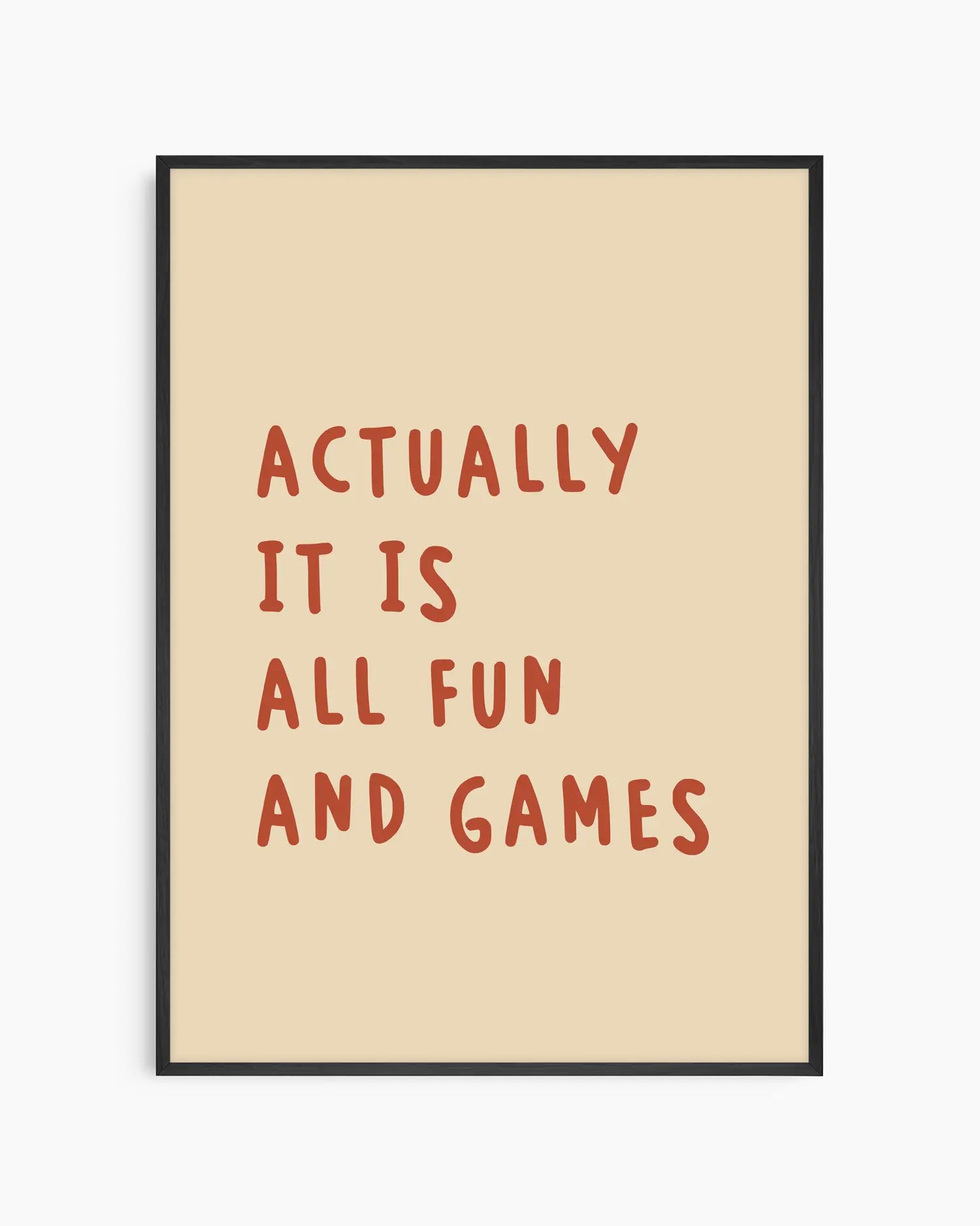 Barntavla med rostbrun text “ACTUALLY IT IS ALL FUN AND GAMES” på beige bakgrund, inramad i svart träram. En lekfull och glad väggdekoration som sprider positiv energi.