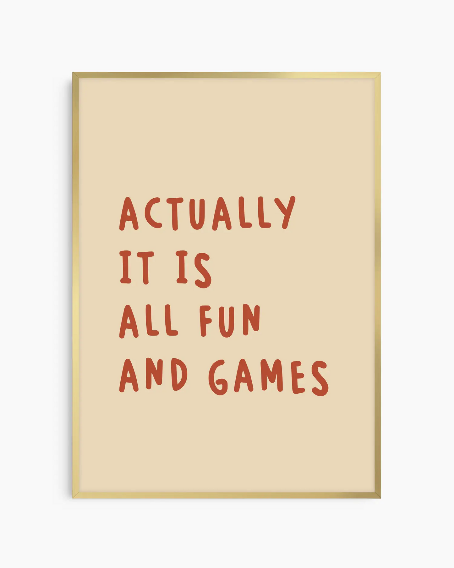 Barntavla med rostfärgad text “ACTUALLY IT IS ALL FUN AND GAMES” på beige bakgrund, inramad i guld aluminiumram. En elegant och humoristisk dekoration med retroton.