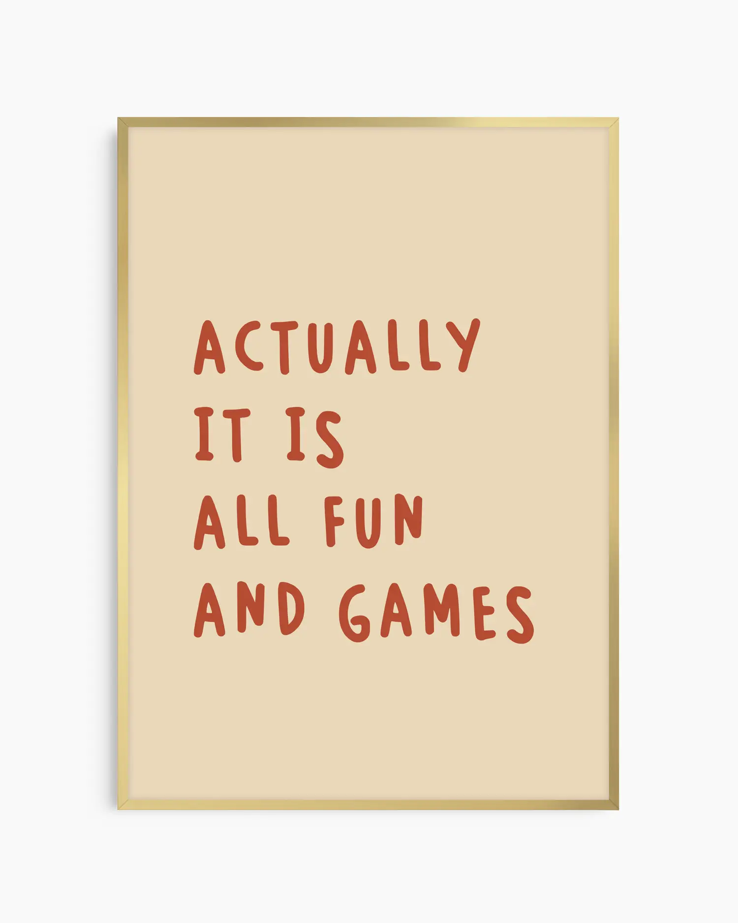 Barntavla med rostfärgad text “ACTUALLY IT IS ALL FUN AND GAMES” på beige bakgrund, inramad i guld aluminiumram. En elegant och humoristisk dekoration med retroton.