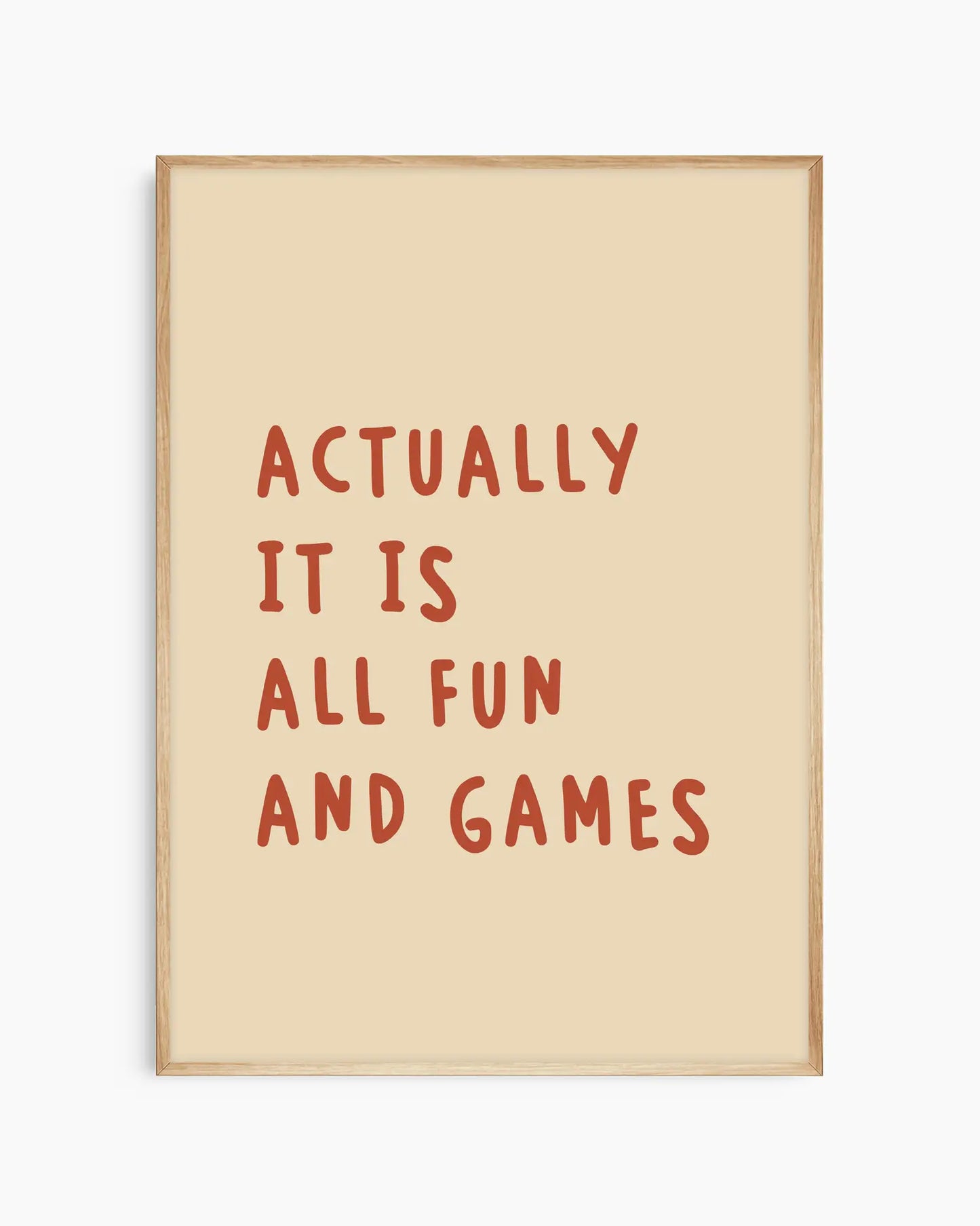 Barntavla med rostbrun text “ACTUALLY IT IS ALL FUN AND GAMES” på beige bakgrund, inramad i ekram. En varm och lekfull detalj som passar perfekt i barnrummet.