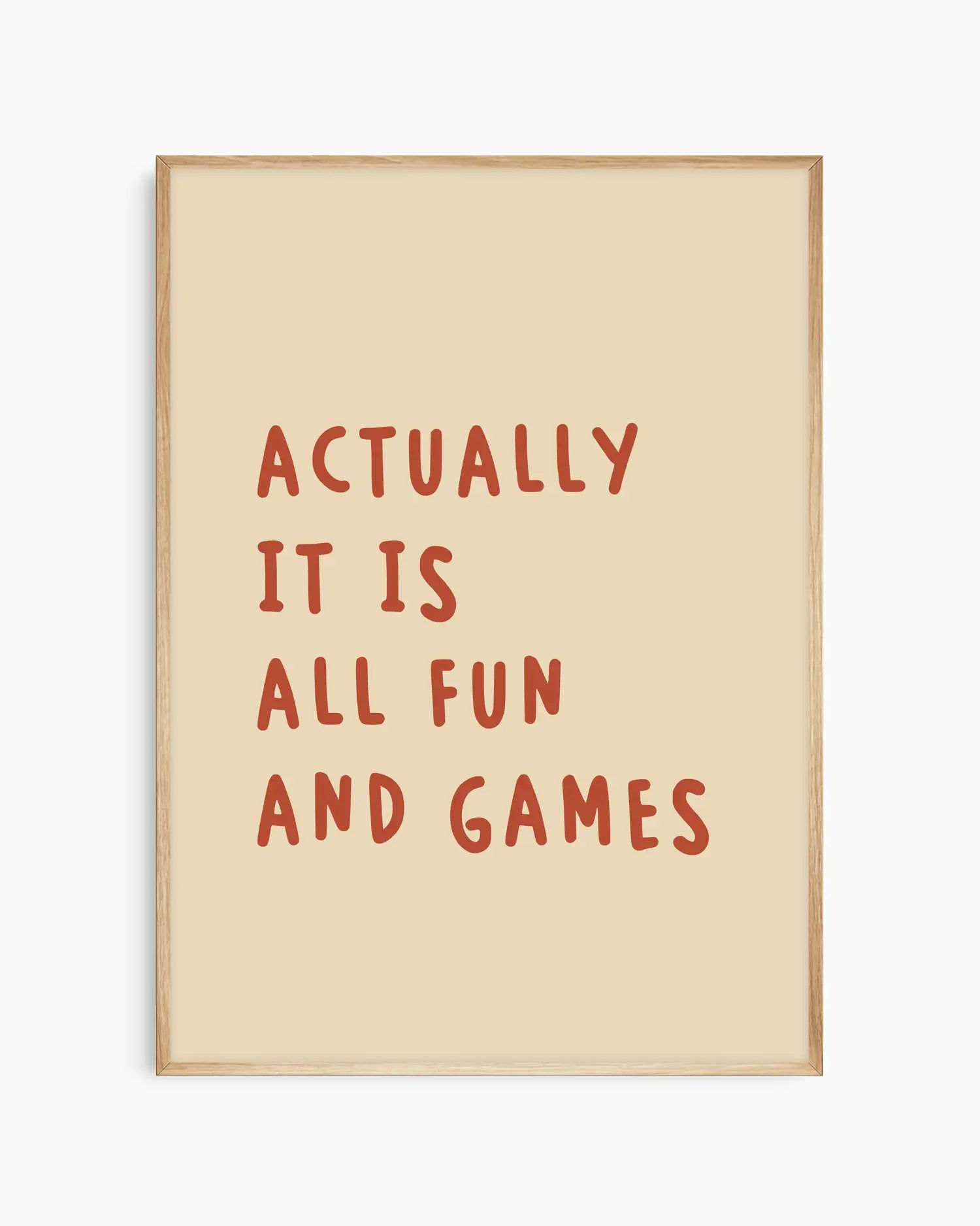 Barntavla med rostbrun text “ACTUALLY IT IS ALL FUN AND GAMES” på beige bakgrund, inramad i ekram. En varm och lekfull detalj som passar perfekt i barnrummet.