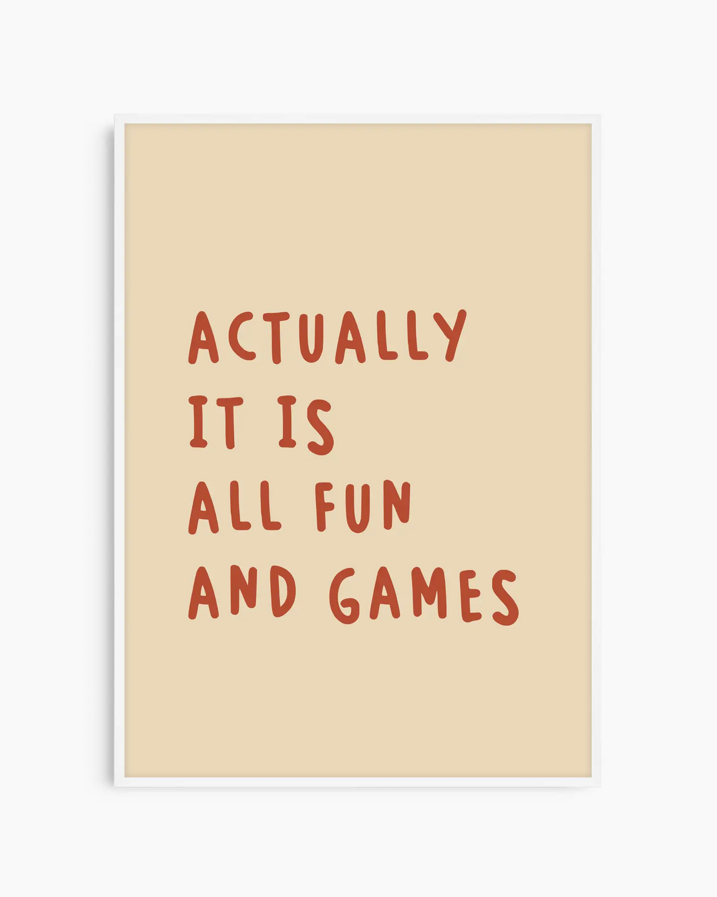 Barntavla med texten “ACTUALLY IT IS ALL FUN AND GAMES” i rostbrunt på beige bakgrund, inramad i vit träram. En ljus och glad väggdekoration med positiv känsla.