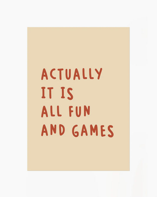 Barntavla med rostfärgad text “ACTUALLY IT IS ALL FUN AND GAMES” på beige bakgrund. En modern och glad design med humoristisk ton.