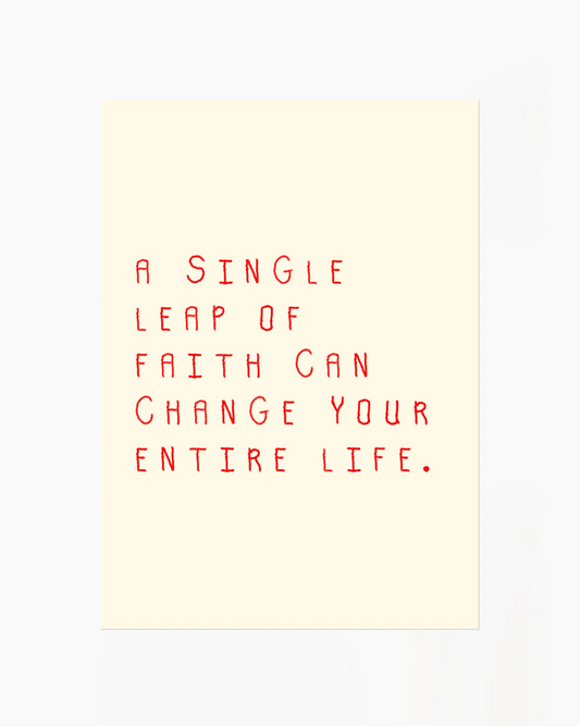 Barntavla med röd text “A single leap of faith can change your entire life.” på ljus bakgrund. En minimalistisk och hoppfull illustration med starkt budskap.
