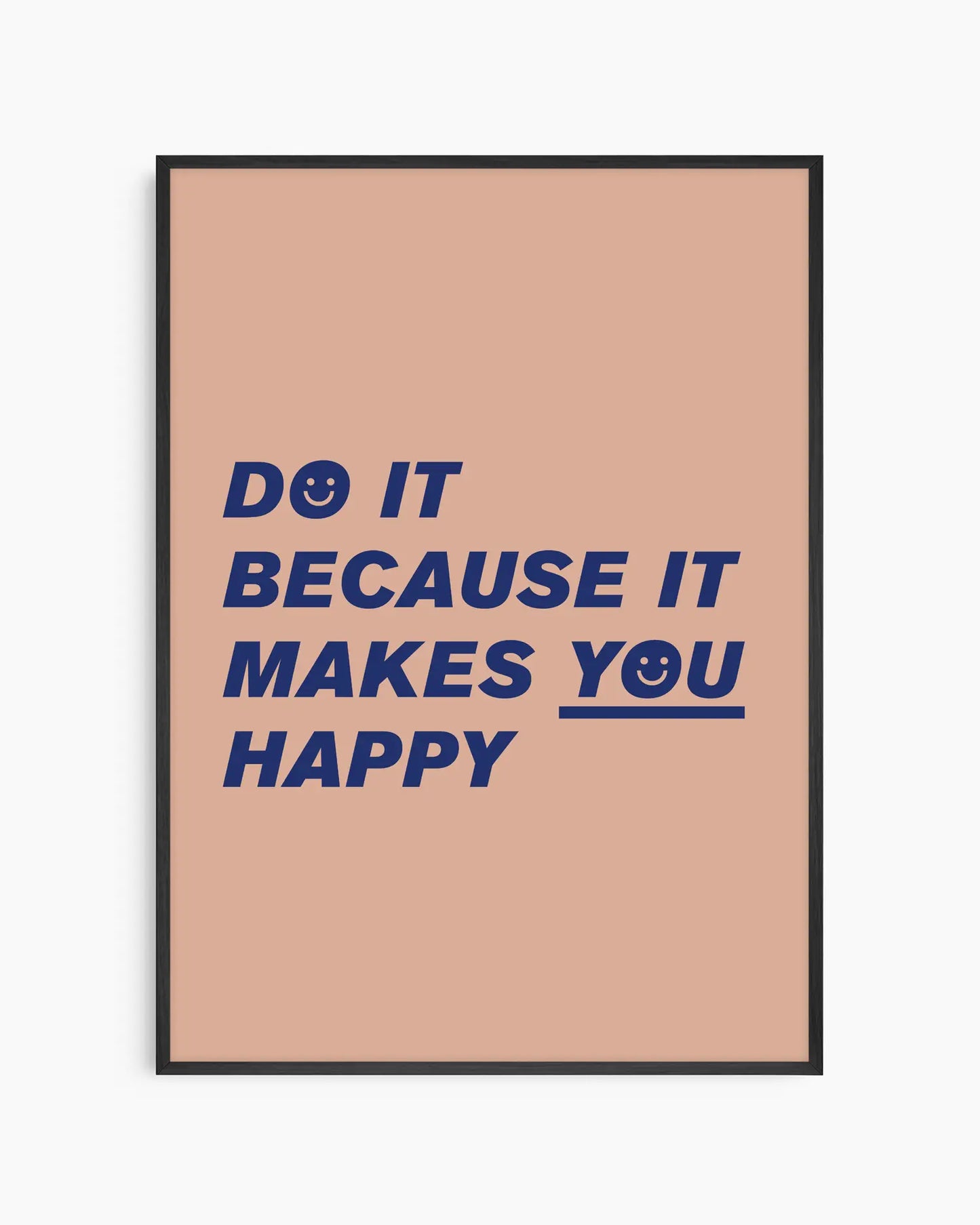 Barntavla med texten “Do it because it makes you happy” i mörkblå text på beige bakgrund, inramad i svart träram. En peppande och modern väggdekoration för barnrummet.