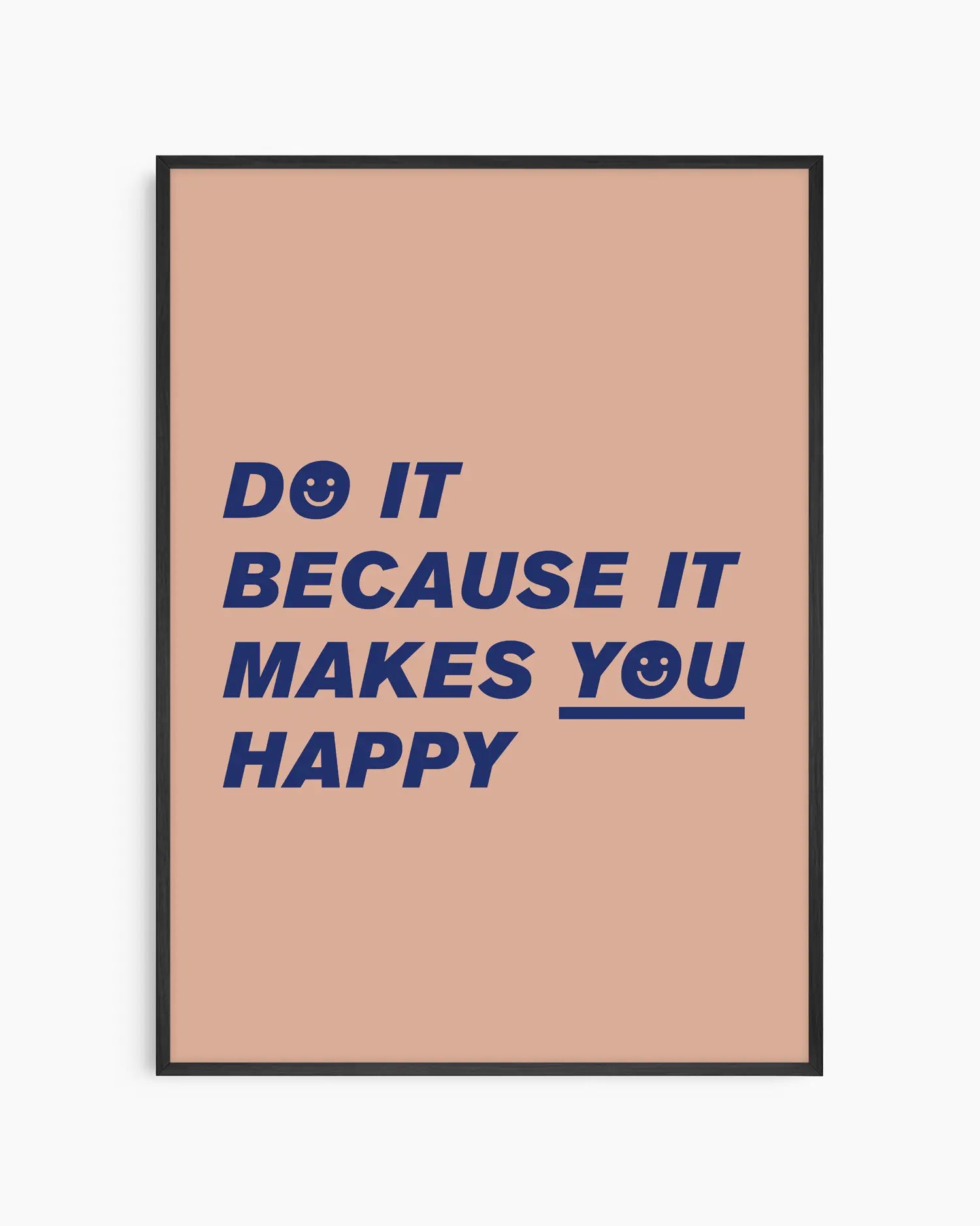Barntavla med texten “Do it because it makes you happy” i mörkblå text på beige bakgrund, inramad i svart träram. En peppande och modern väggdekoration för barnrummet.