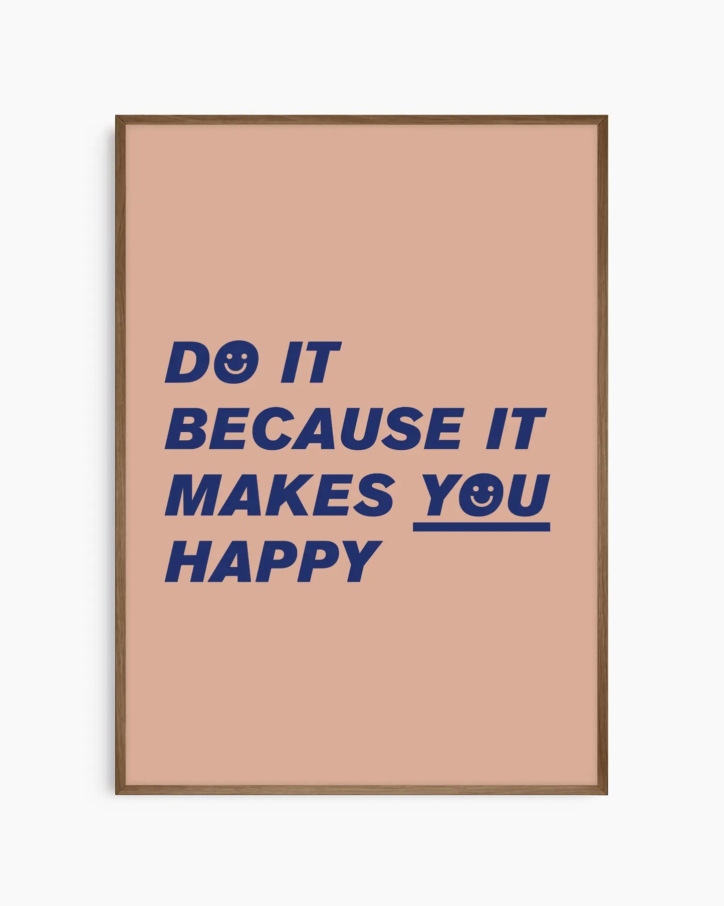 Barntavla med texten “Do it because it makes you happy” i blått på beige bakgrund, inramad i träram i mörk ek. En varm och inspirerande detalj som uppmuntrar till glädje.