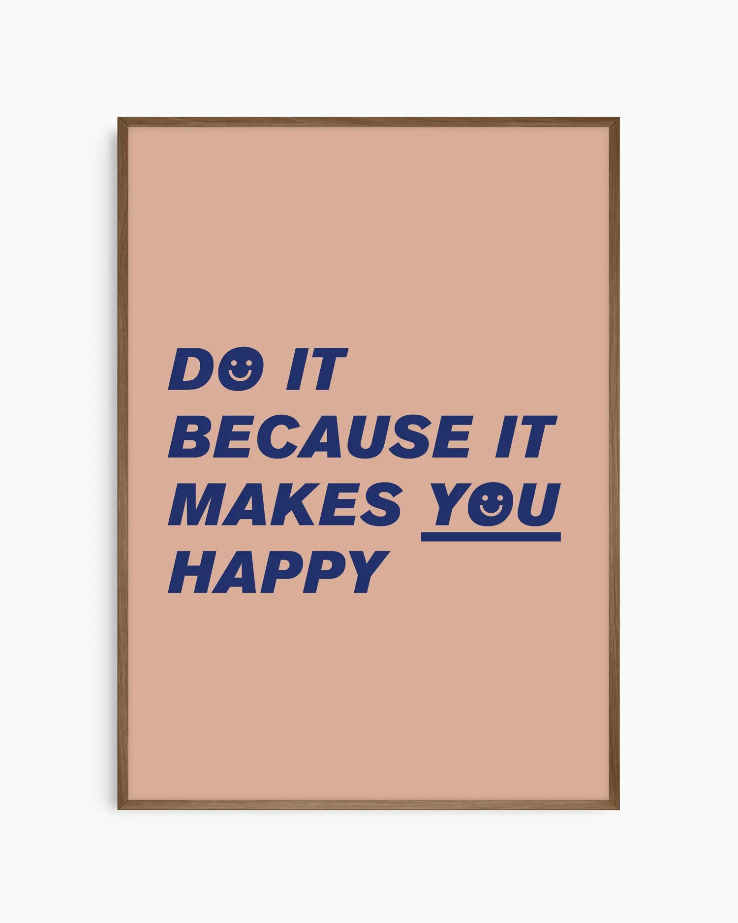 Barntavla med texten “Do it because it makes you happy” i blått på beige bakgrund, inramad i träram i mörk ek. En varm och inspirerande detalj som uppmuntrar till glädje.