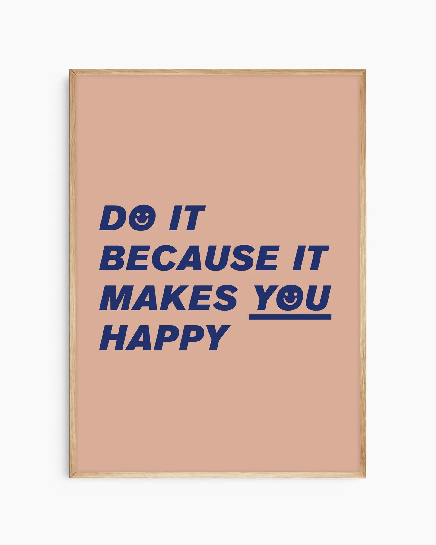 Barntavla med mörkblå text “Do it because it makes you happy” på beige bakgrund, inramad i ekram. En stilren och uppmuntrande design med naturlig känsla.