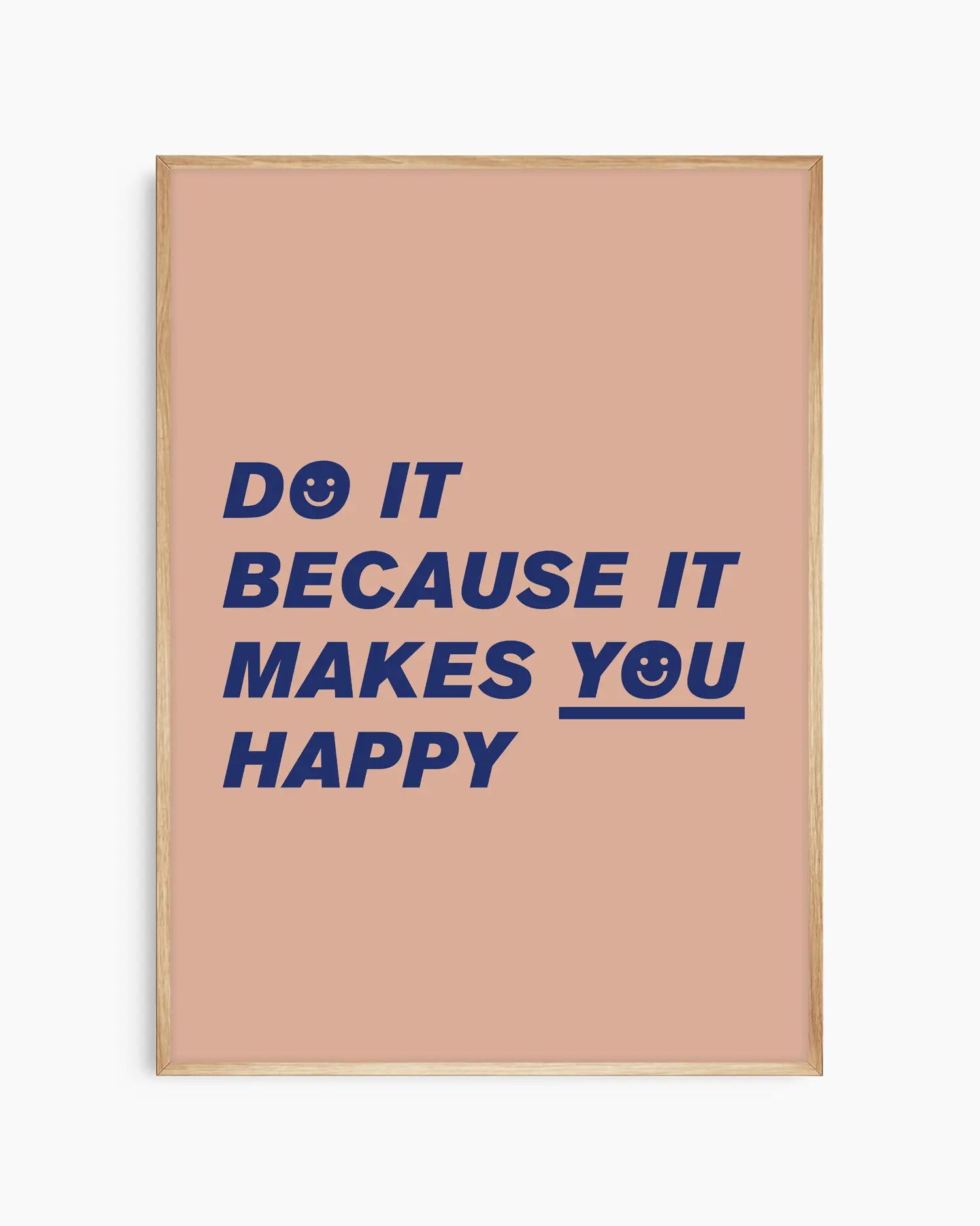 Barntavla med mörkblå text “Do it because it makes you happy” på beige bakgrund, inramad i ekram. En stilren och uppmuntrande design med naturlig känsla.