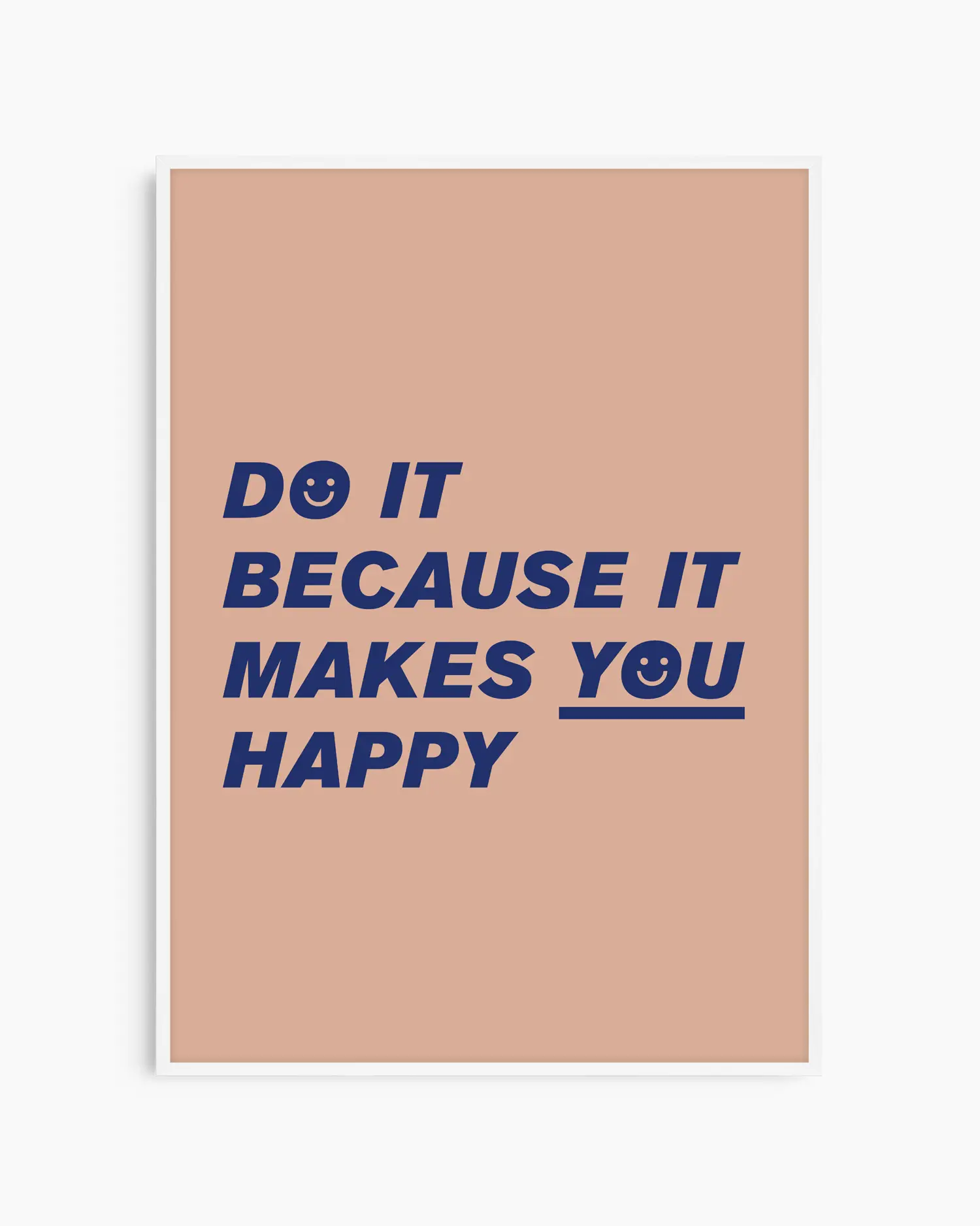 Barntavla med blå text “Do it because it makes you happy” på beige bakgrund, inramad i vit träram. En ljus och lekfull väggdekoration med positiv energi.