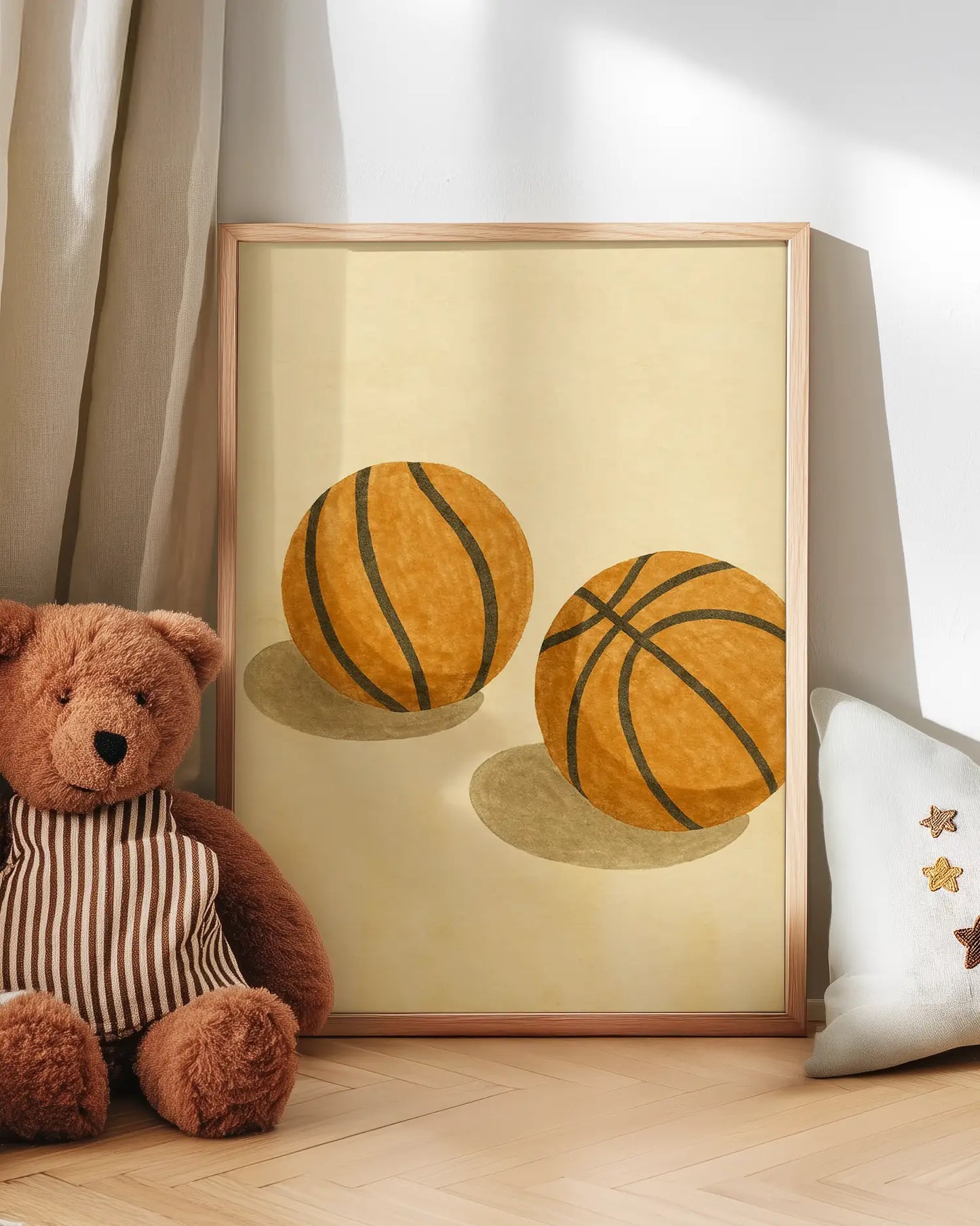 Barntavla med två basketbollar lutad mot vägg bredvid nalle. En söt och sportig scen som tillför värme och personlighet i barnrummet.