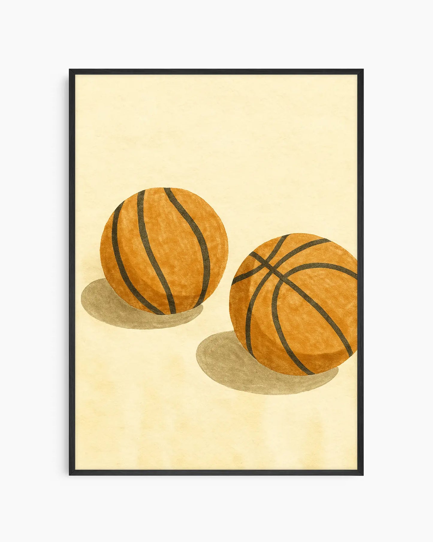 Barntavla med akvarellmotiv av två basketbollar på beige bakgrund, inramad i svart träram. En sportig och lekfull design i varma toner.