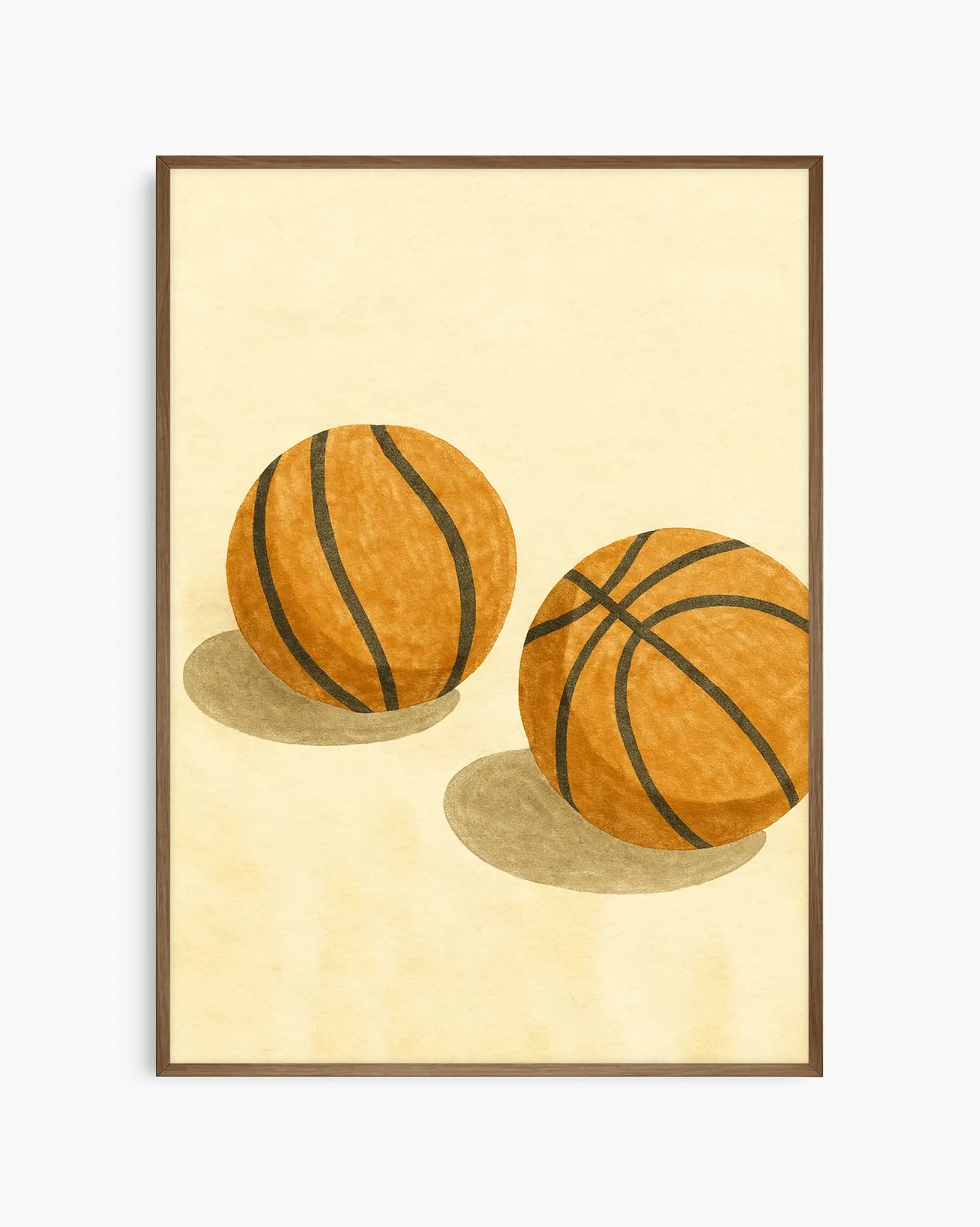 Barntavla med två basketbollar målade i akvarell på beige bakgrund, inramad i träram i mörk ek. En varm och naturlig väggdekoration för barnrummet.